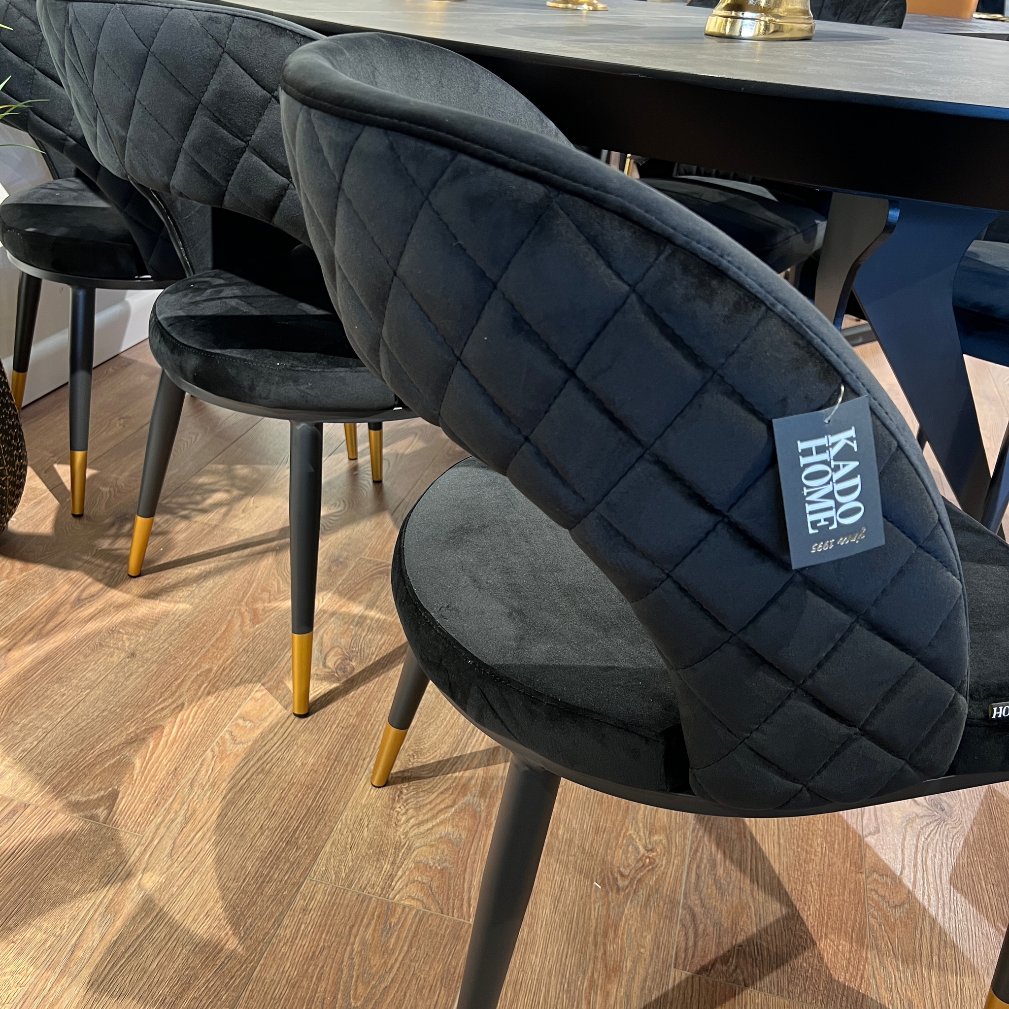 כסא דגם ליה קטיפה שחור