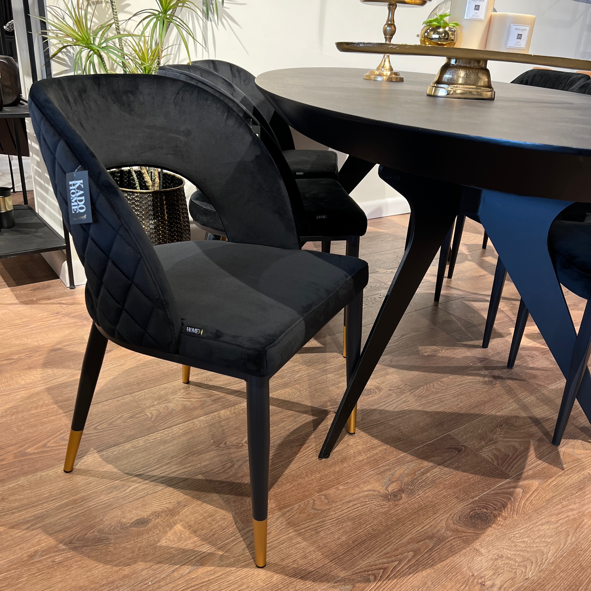 כסא דגם ליה קטיפה שחור