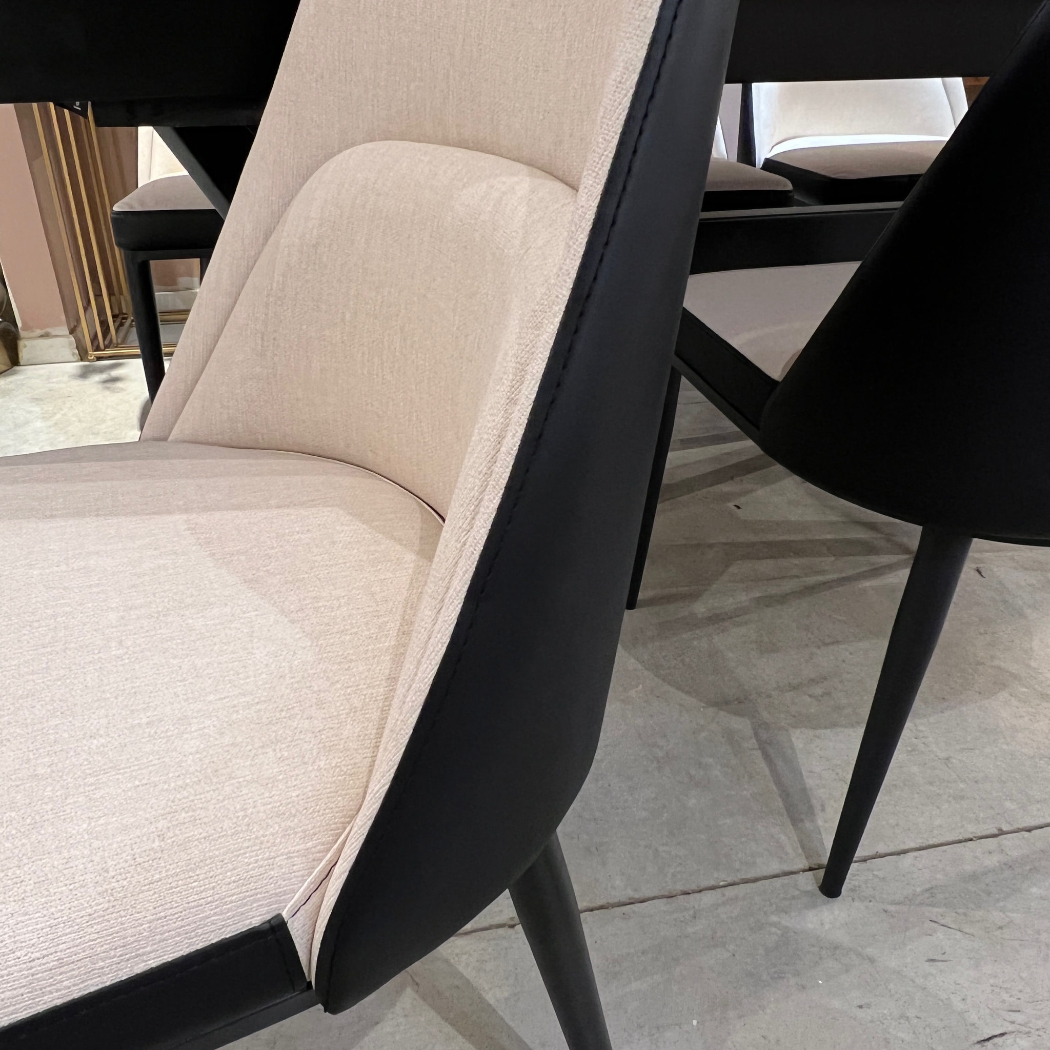 כסא דגם למלו קימי שמנת שחור