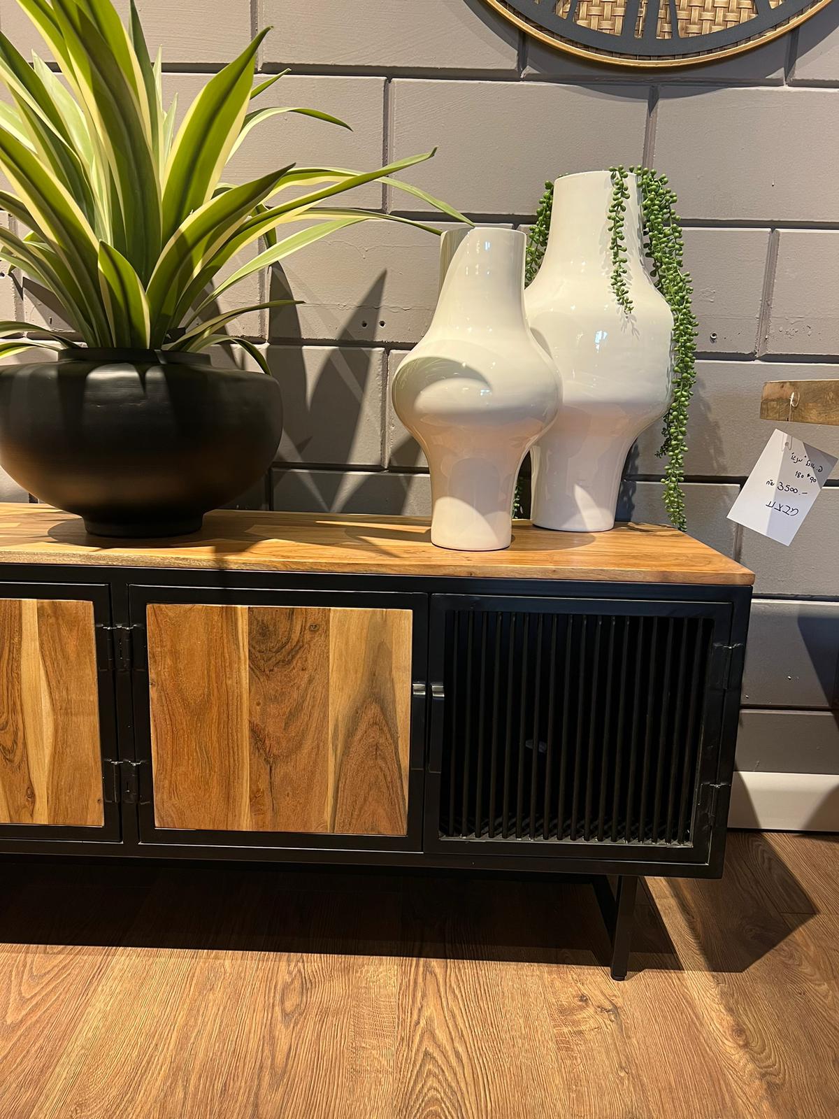 מזנון עץ שיטה דלתות פסים ברזל שחור דגם "לילה" מזנון עץ שיטה דלתות פסים ברזל שחור דגם "לילה"