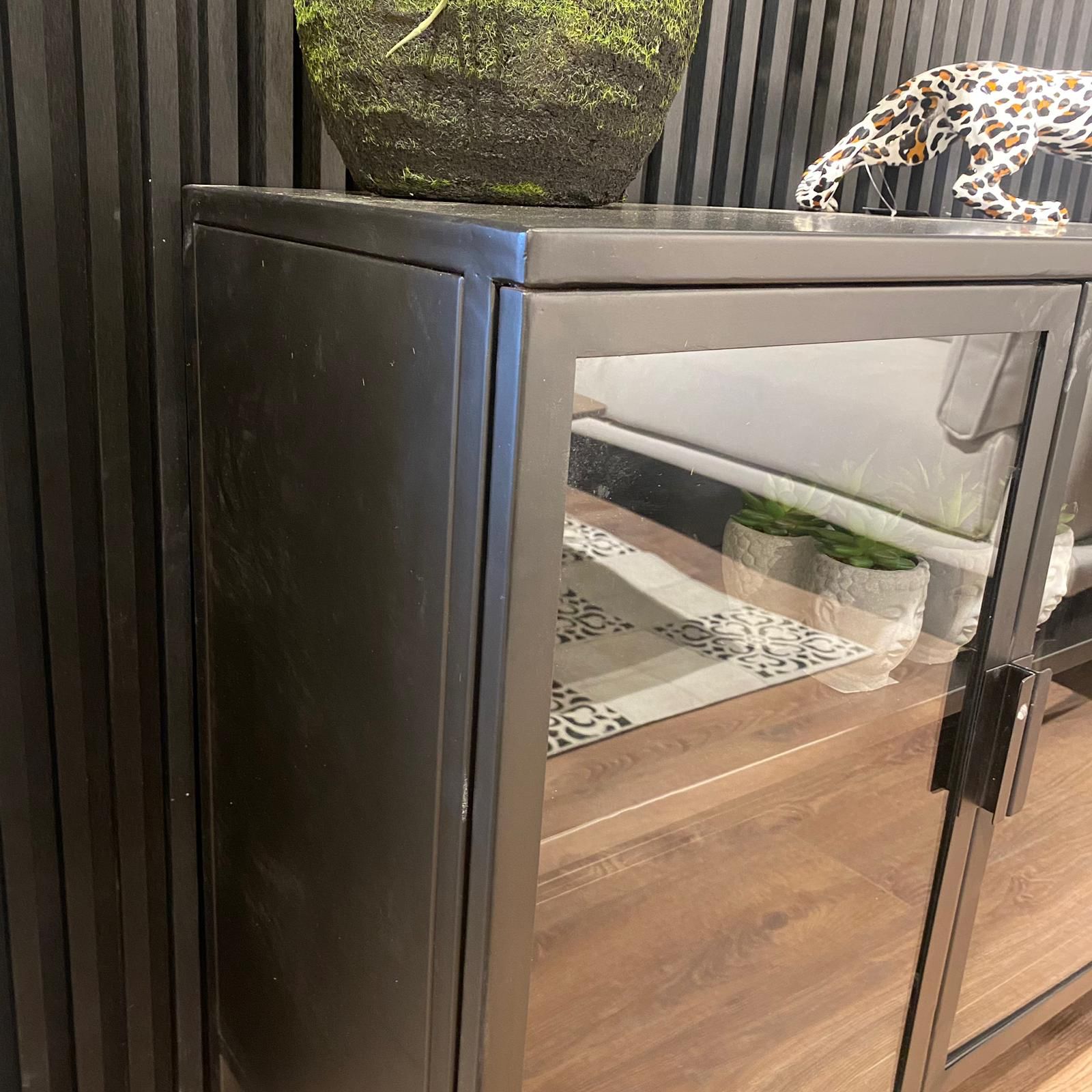 קומודה ברזל וזכוכית דגם סוניל 4 דלתות זכוכית קומודה ברזל וזכוכית דגם סוניל 4 דלתות זכוכית