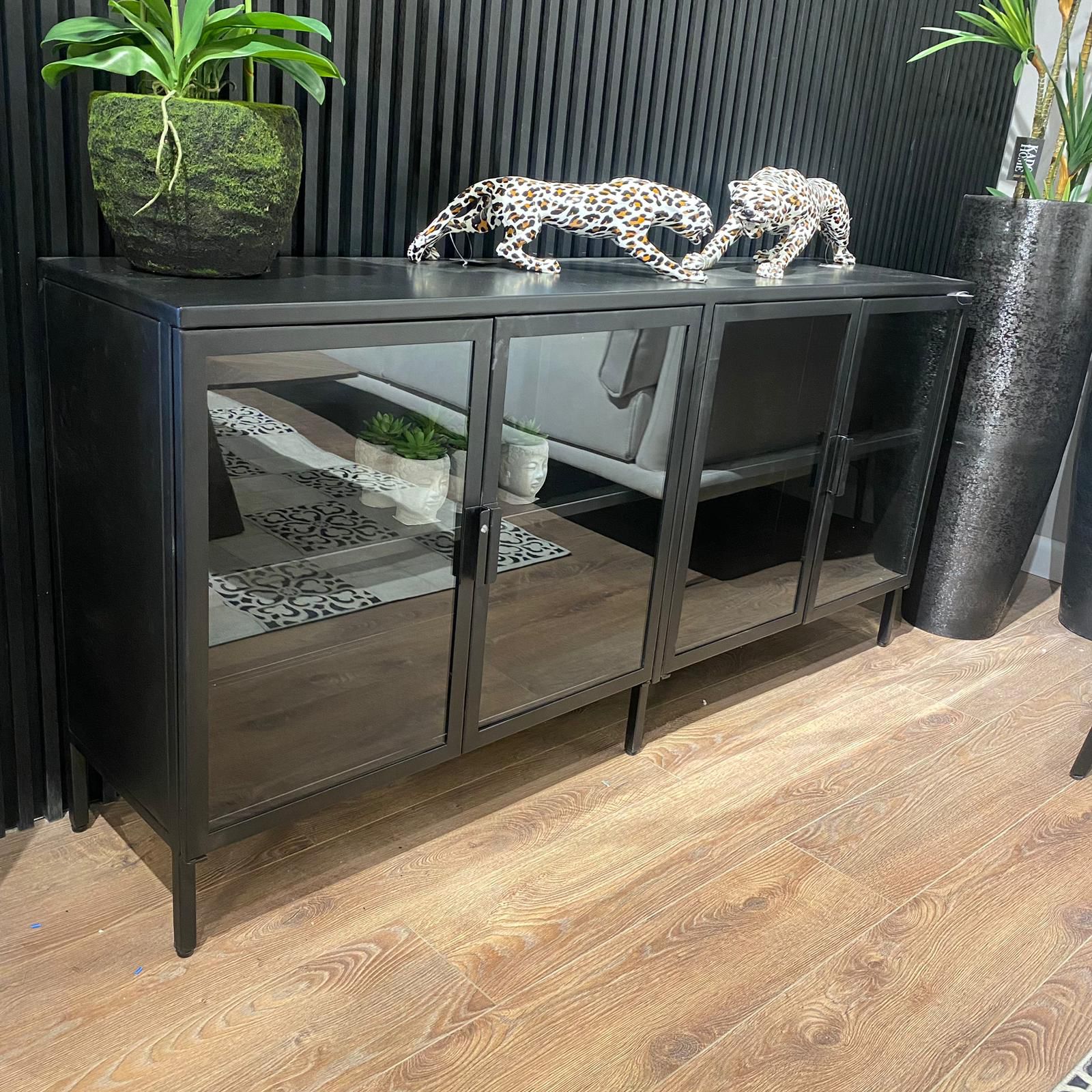 קומודה ברזל וזכוכית דגם סוניל 4 דלתות זכוכית קומודה ברזל וזכוכית דגם סוניל 4 דלתות זכוכית