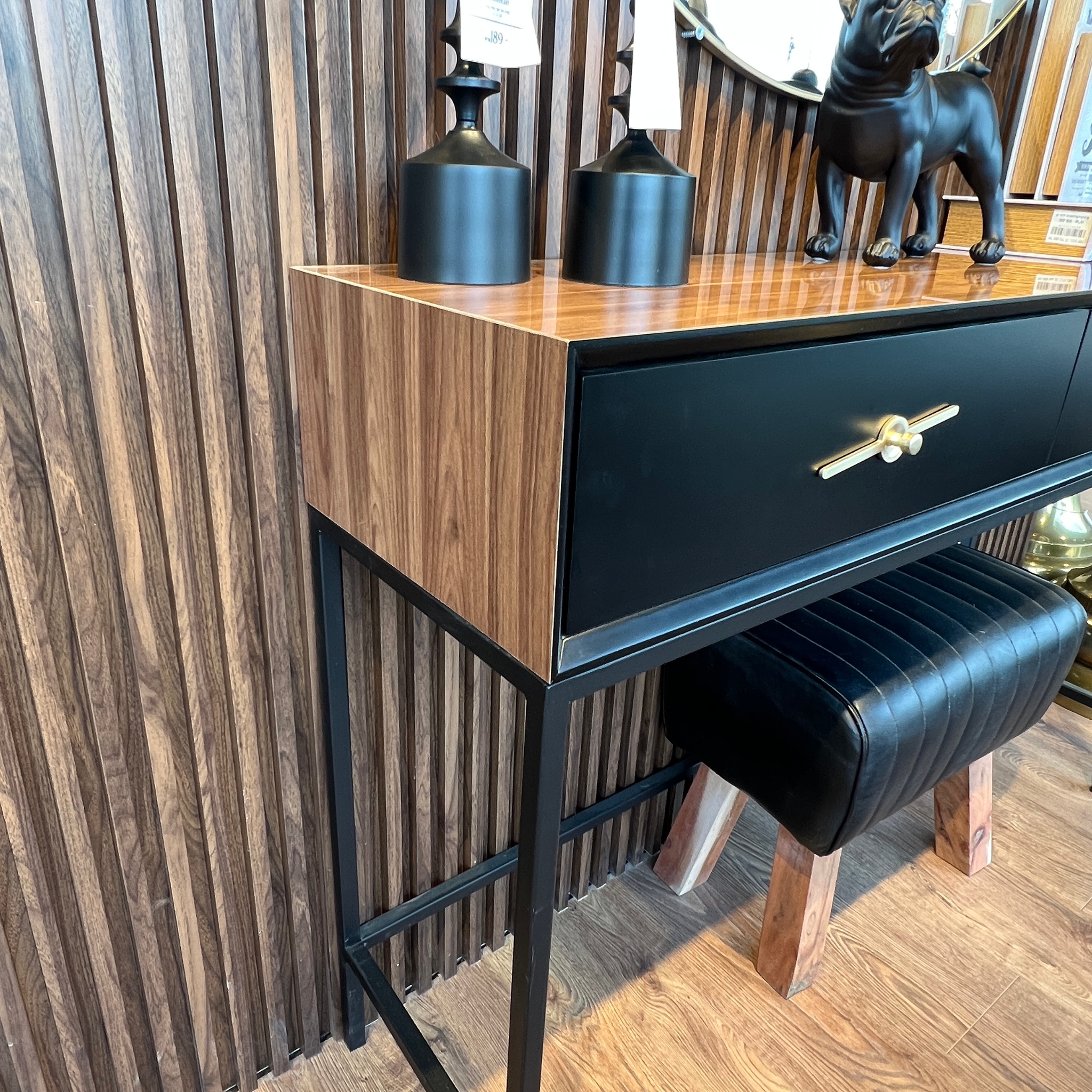 קונסולה דגם שרתון קונסולה דגם שרתון