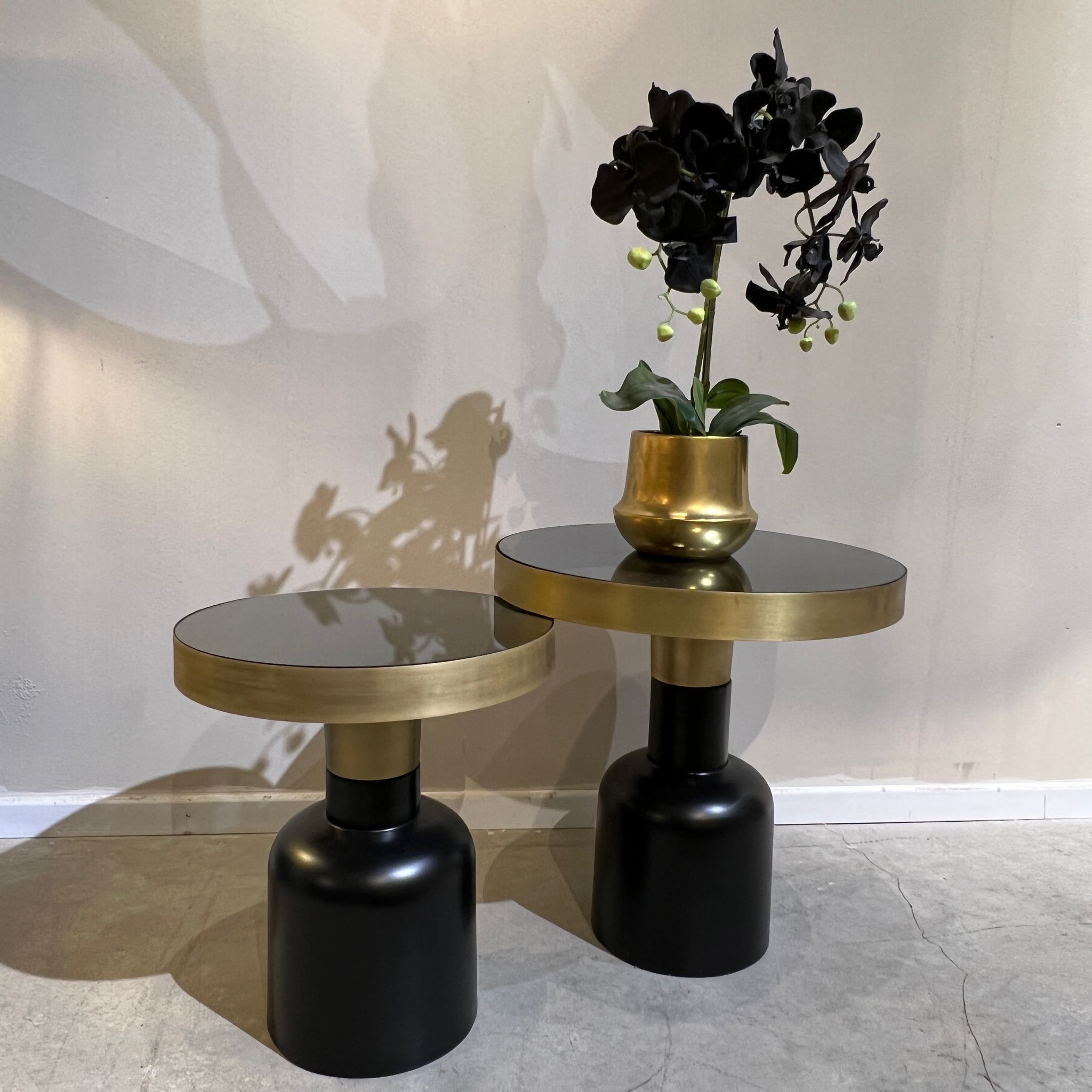 שולחן סלון דגם ראבי זכוכית שחורה בסיס שחור זהב שולחן סלון דגם ראבי זכוכית שחורה בסיס שחור זהב