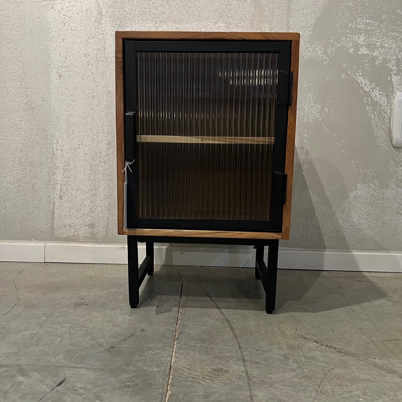 שידת צד עץ שיטה דלת זכוכית מסגרת ברזל שחור דגם לילה שידת צד עץ שיטה דלת זכוכית מסגרת ברזל שחור דגם לילה