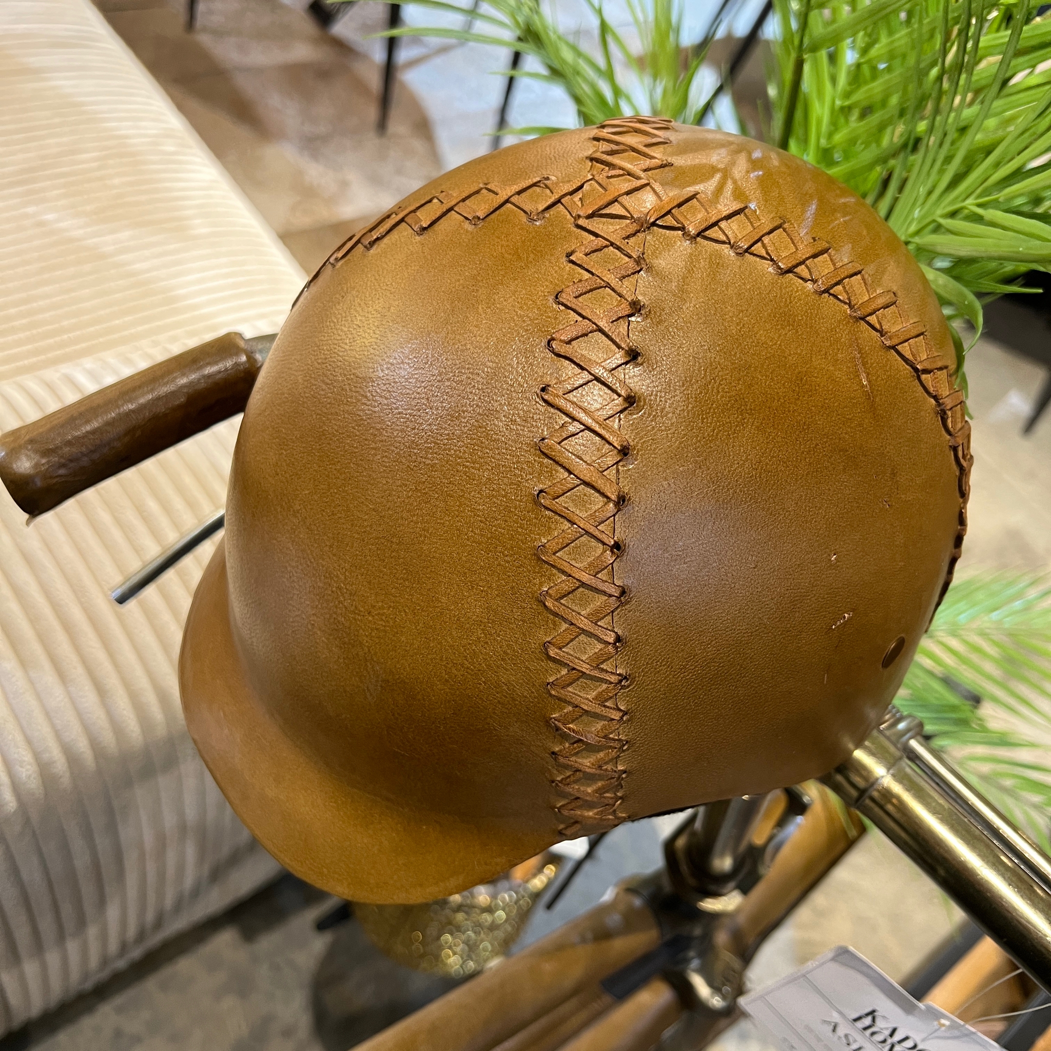 אופניים וקסדה רטרו דגם אשוק - עור חום אופניים וקסדה רטרו דגם אשוק - עור חום