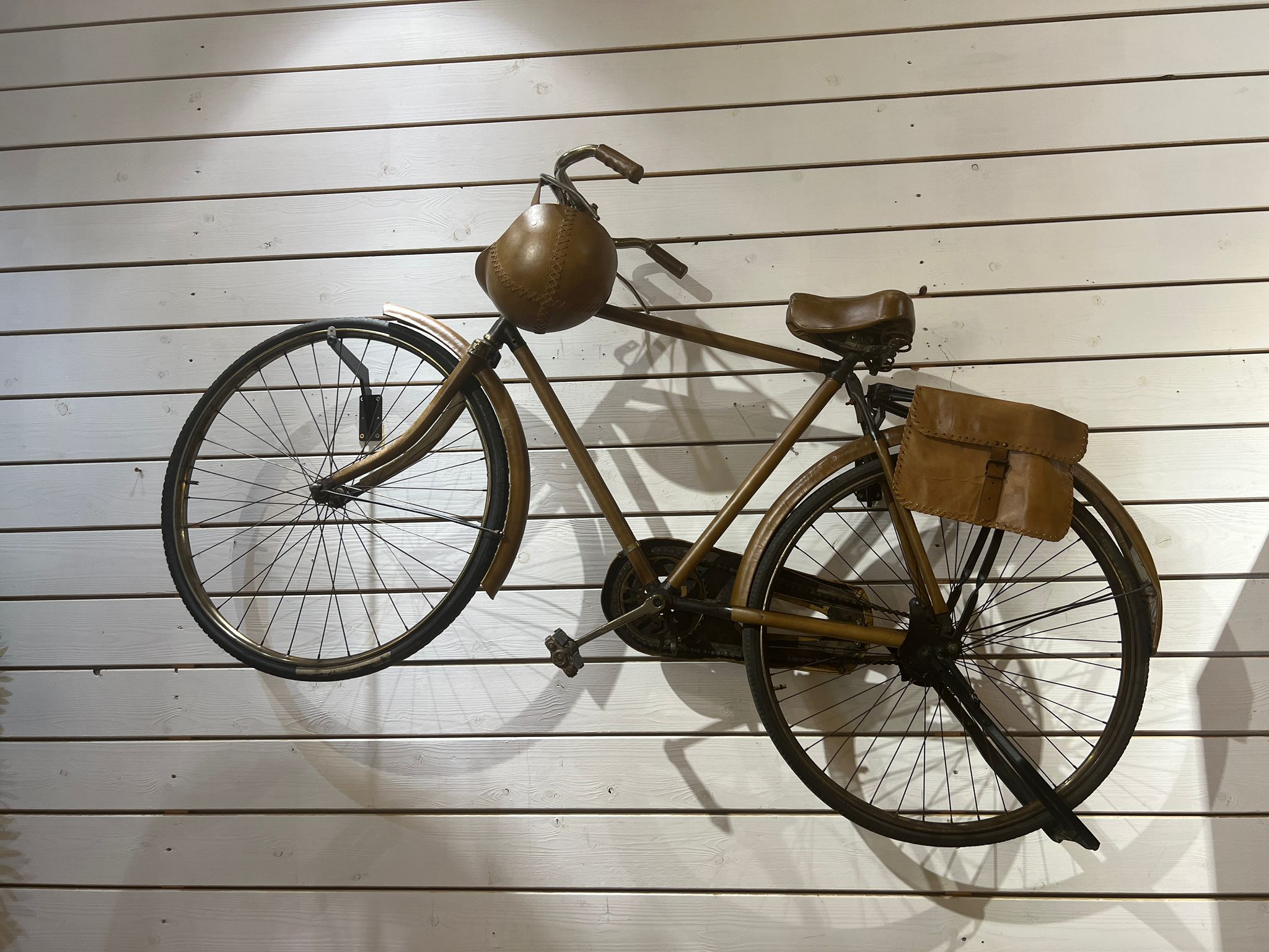 אופניים וקסדה רטרו דגם אשוק - עור חום אופניים וקסדה רטרו דגם אשוק - עור חום