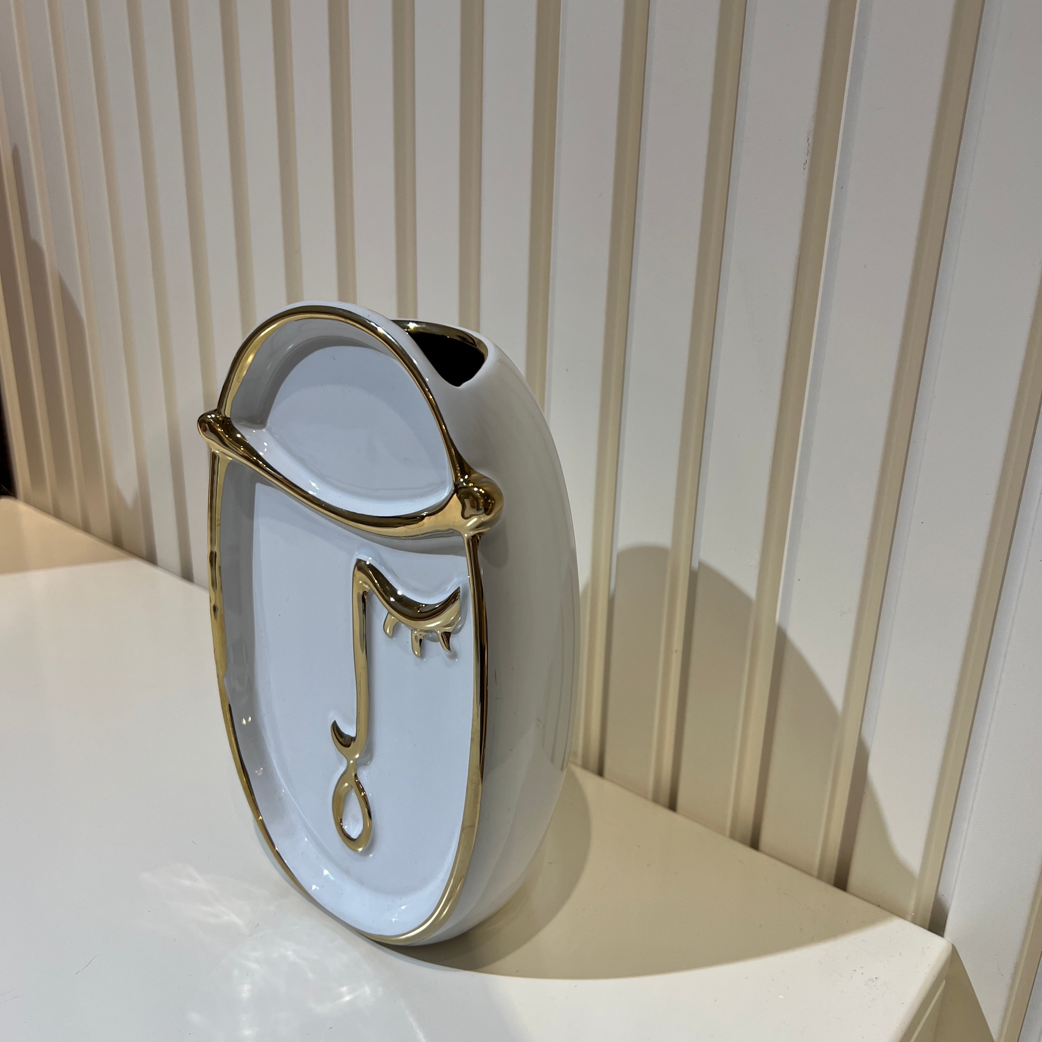 כד לבן פנים שטוח כד לבן פנים שטוח