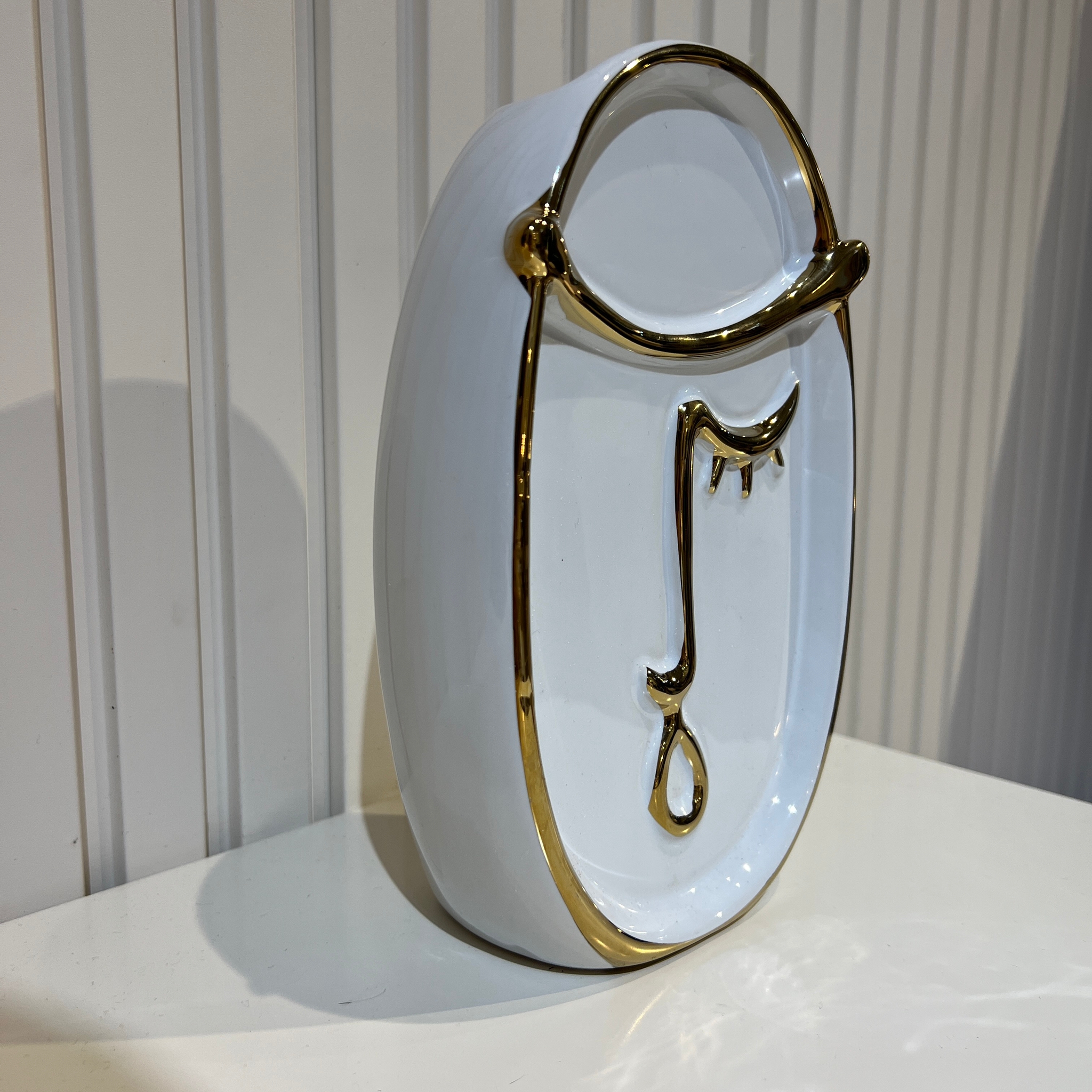 כד לבן פנים שטוח כד לבן פנים שטוח