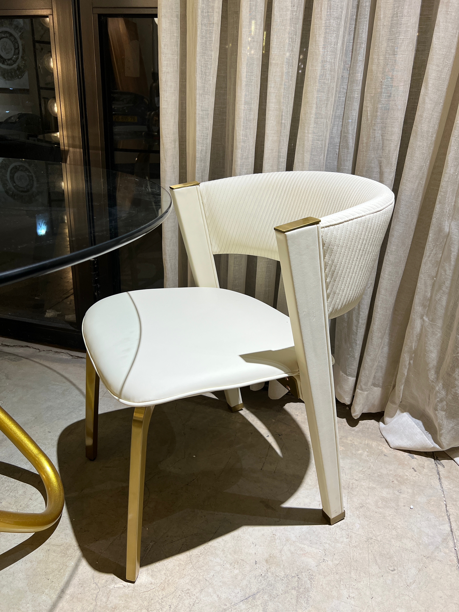 כיסא פינת אוכל יוקרתי שמנת רגלי זהב דגם פאלאס קימי כיסא פינת אוכל יוקרתי שמנת רגלי זהב דגם פאלאס קימי