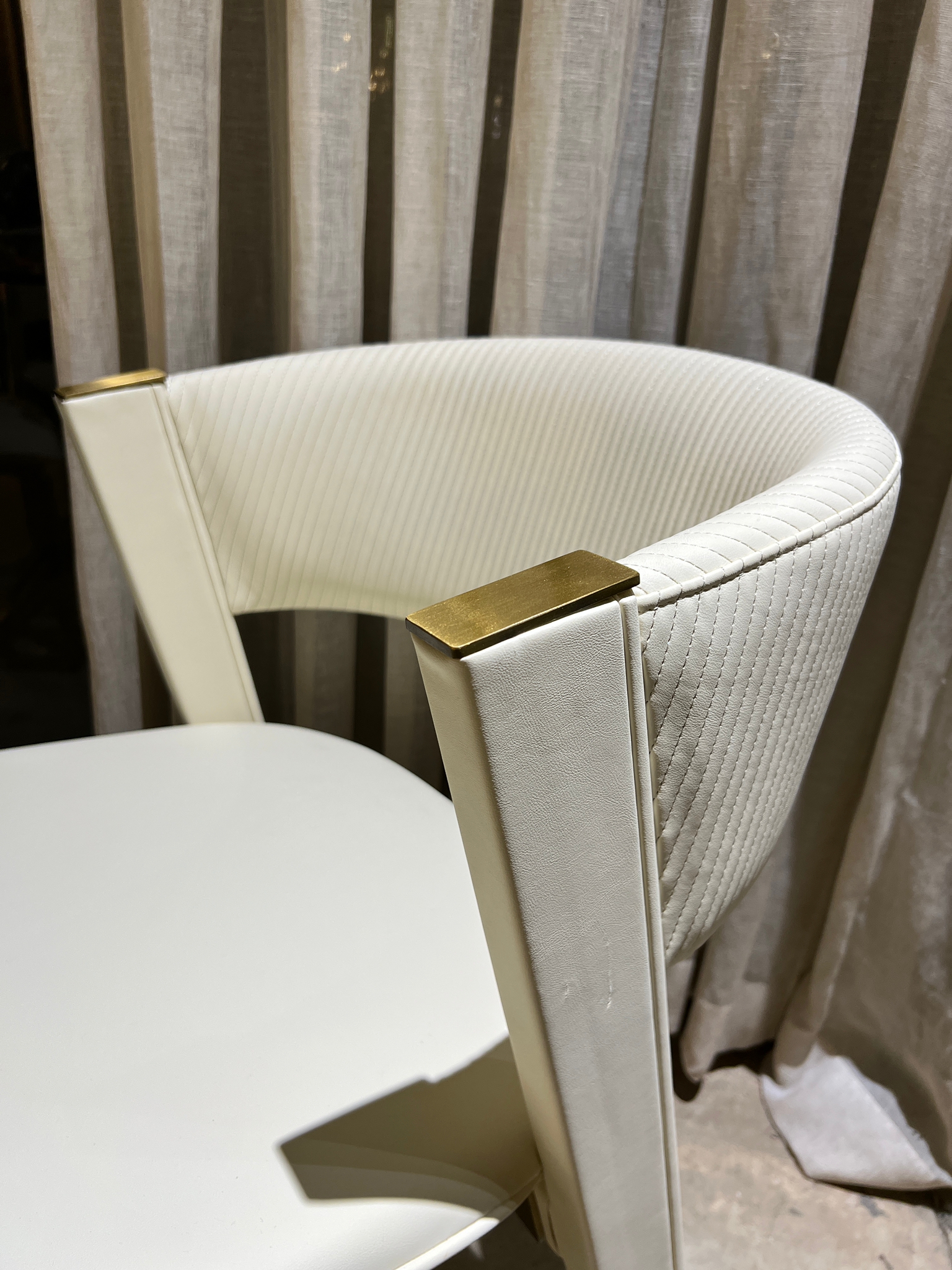 כיסא פינת אוכל יוקרתי שמנת רגלי זהב דגם פאלאס קימי כיסא פינת אוכל יוקרתי שמנת רגלי זהב דגם פאלאס קימי