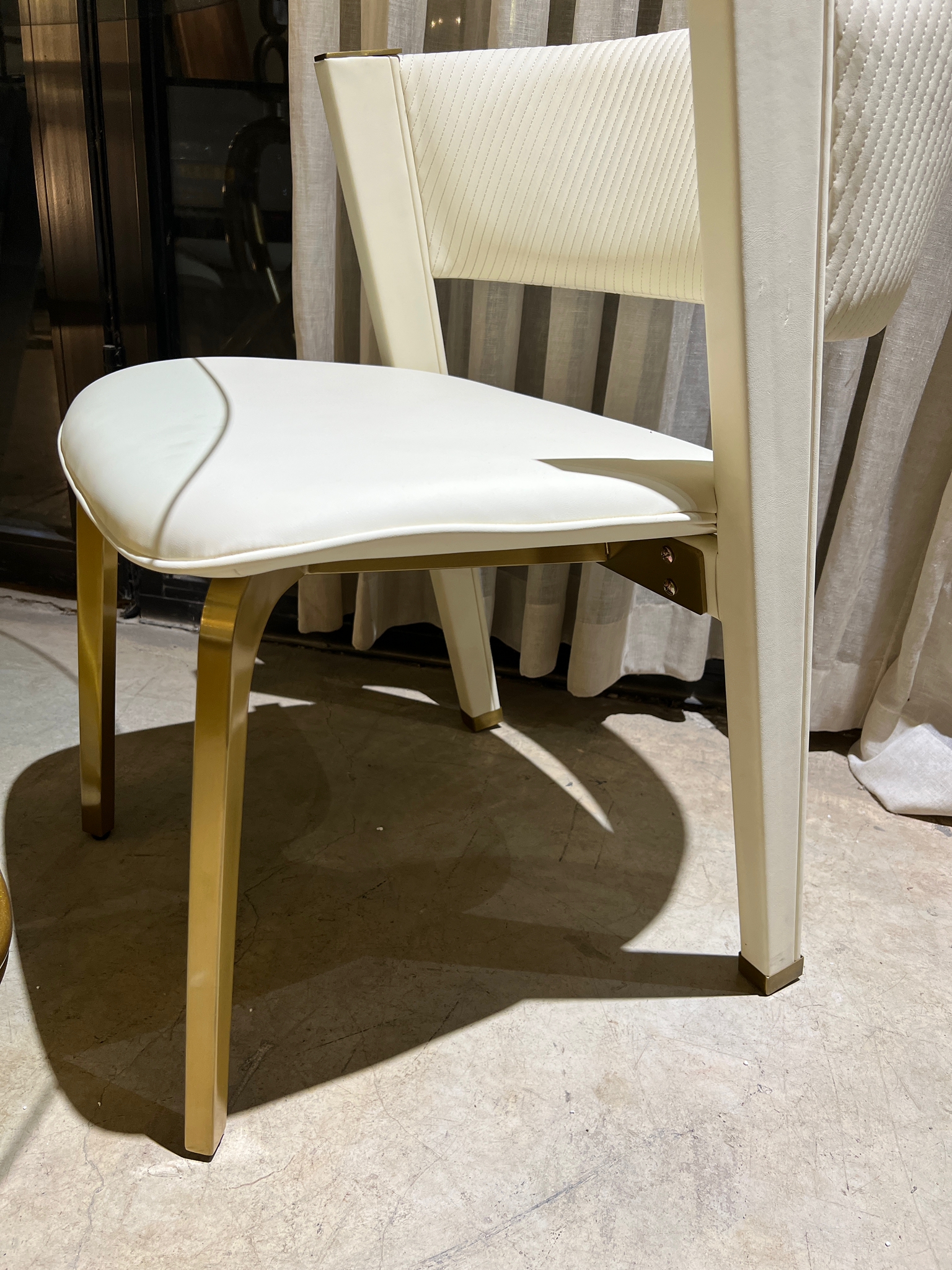כיסא פינת אוכל יוקרתי שמנת רגלי זהב דגם פאלאס קימי כיסא פינת אוכל יוקרתי שמנת רגלי זהב דגם פאלאס קימי