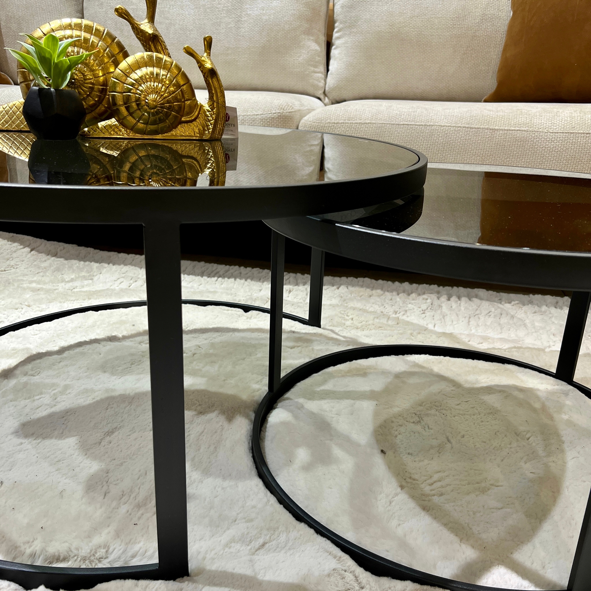 סט 2 שולחנות סלון דגם טווין קימי זכוכית שחורה ברזל שחור סט 2 שולחנות סלון דגם טווין קימי זכוכית שחורה ברזל שחור