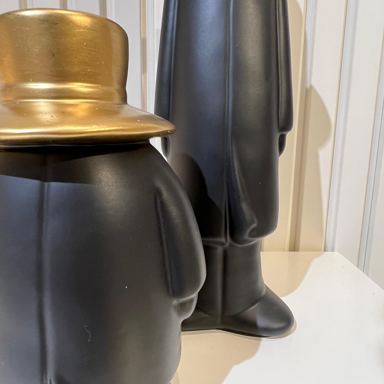 פסל איש שחור כובע זהב פסל איש שחור כובע זהב