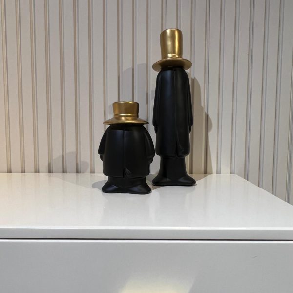 פסל איש שחור כובע זהב