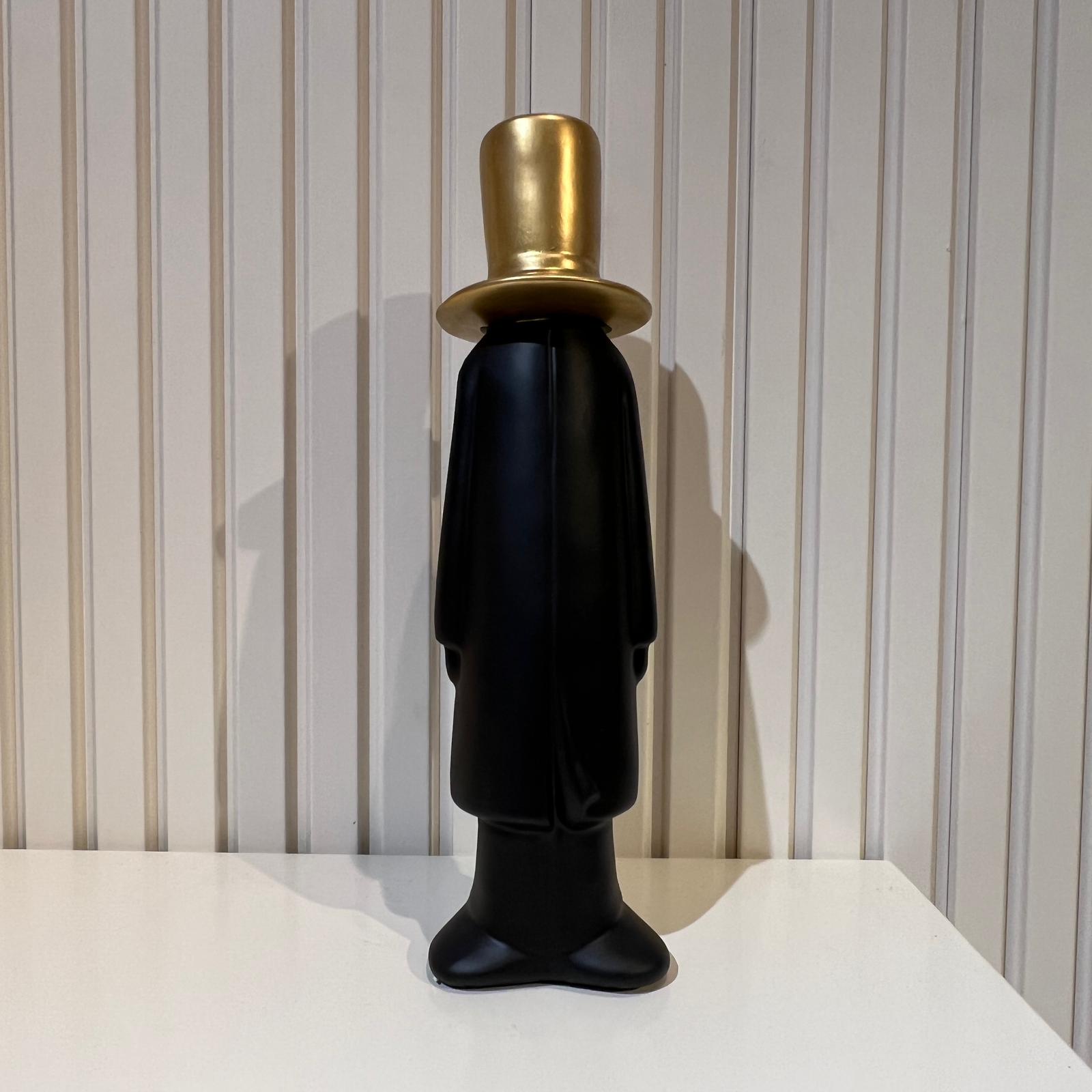 פסל איש שחור כובע זהב פסל איש שחור כובע זהב