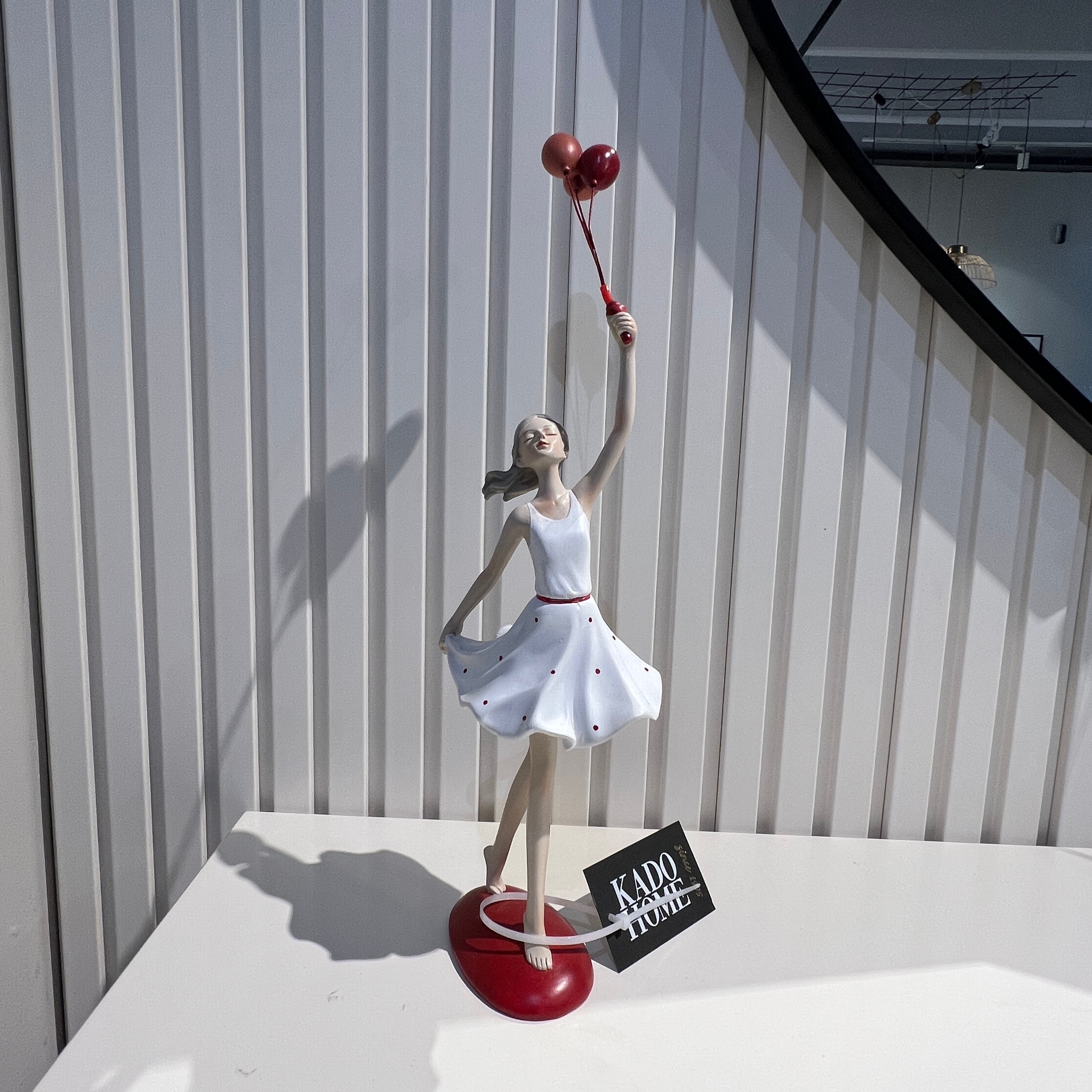 פסל אישה בלונים אדומים פסל אישה בלונים אדומים