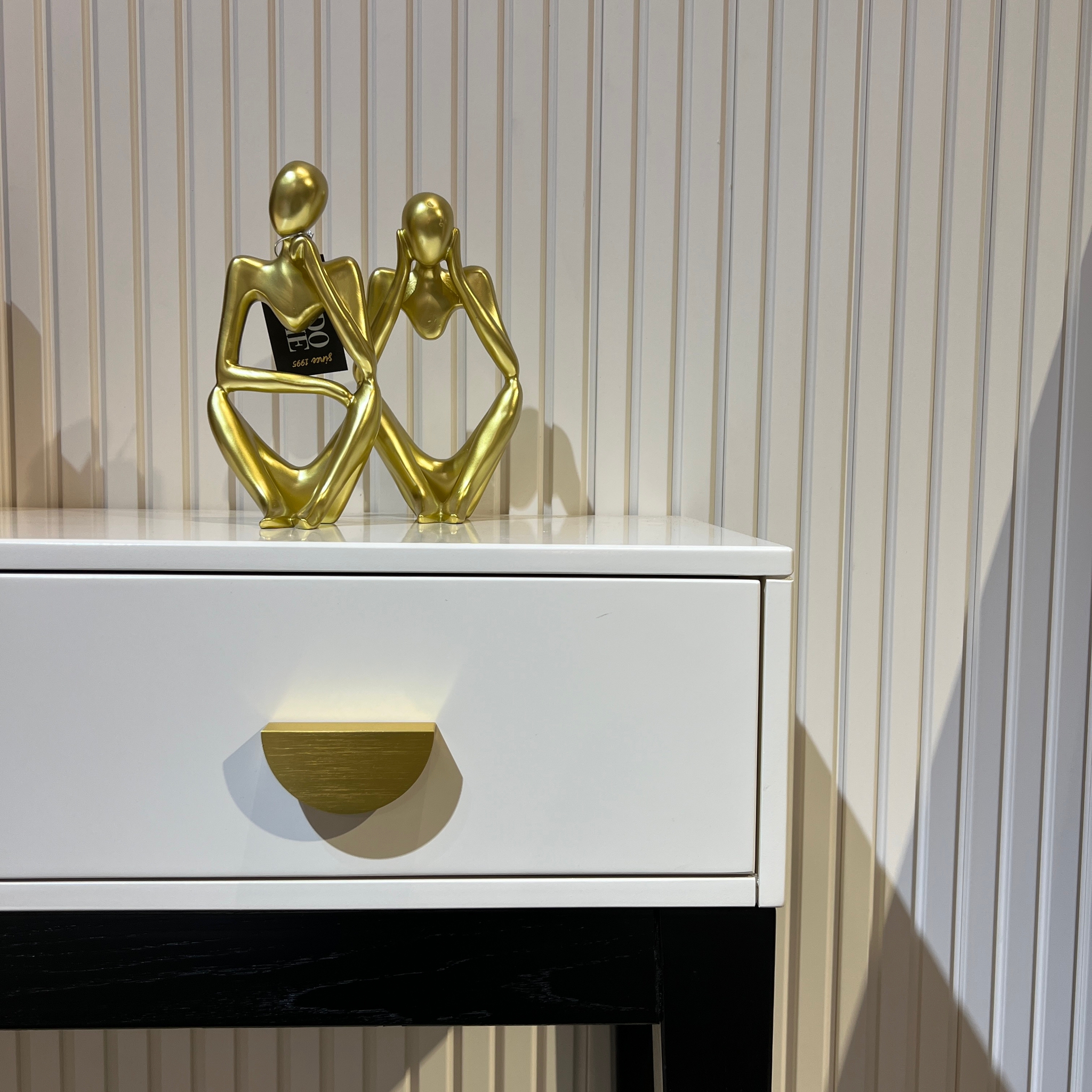 פסל אשה זהב ללא בטן פסל אשה זהב ללא בטן