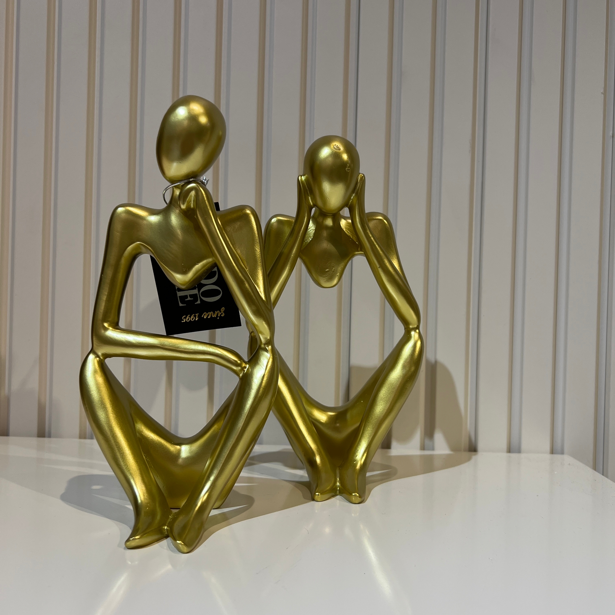 פסל אשה זהב ללא בטן פסל אשה זהב ללא בטן