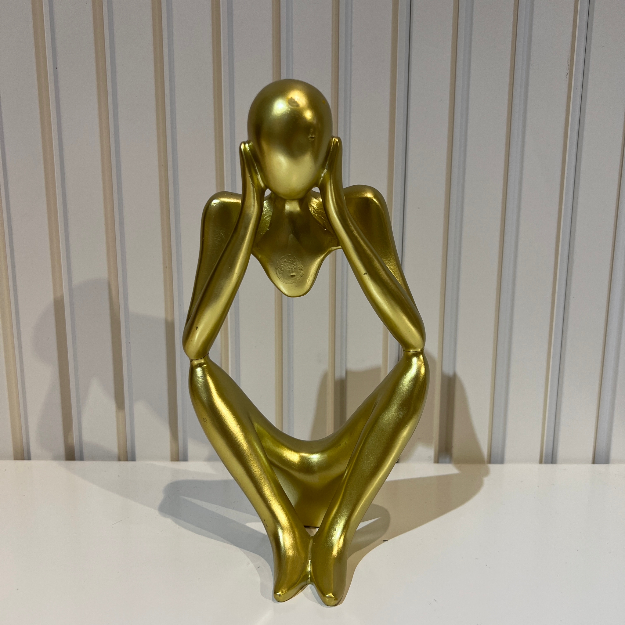 פסל אשה זהב ללא בטן פסל אשה זהב ללא בטן