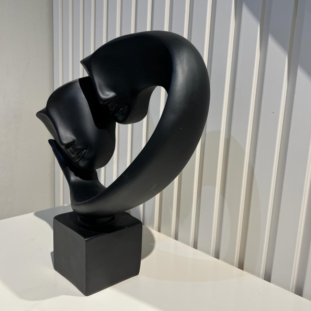 פסל מסכות על יד אבסטרקט שחור פסל מסכות על יד אבסטרקט שחור