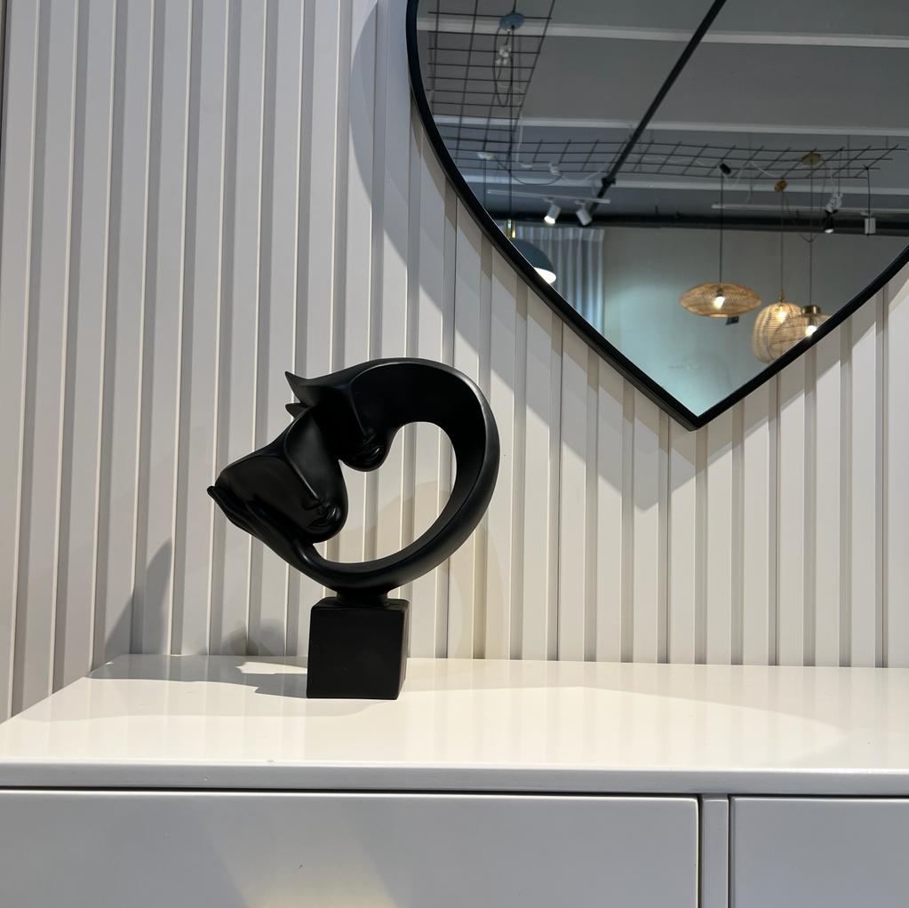 פסל מסכות על יד אבסטרקט שחור פסל מסכות על יד אבסטרקט שחור