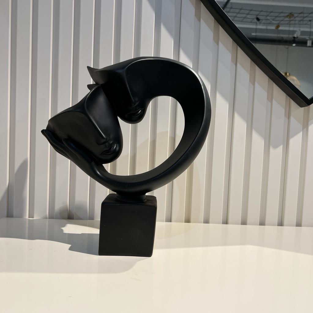 פסל מסכות על יד אבסטרקט שחור פסל מסכות על יד אבסטרקט שחור