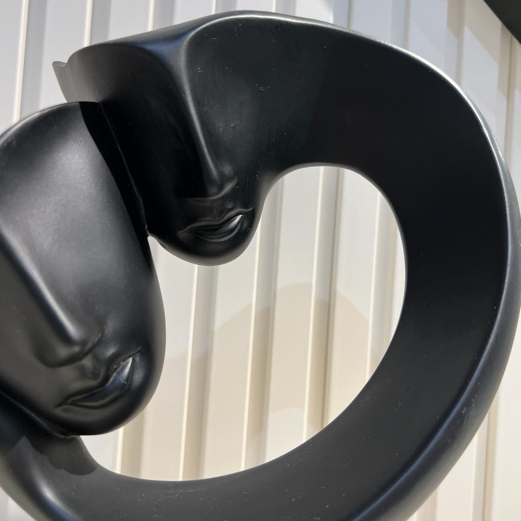 פסל מסכות על יד אבסטרקט שחור פסל מסכות על יד אבסטרקט שחור