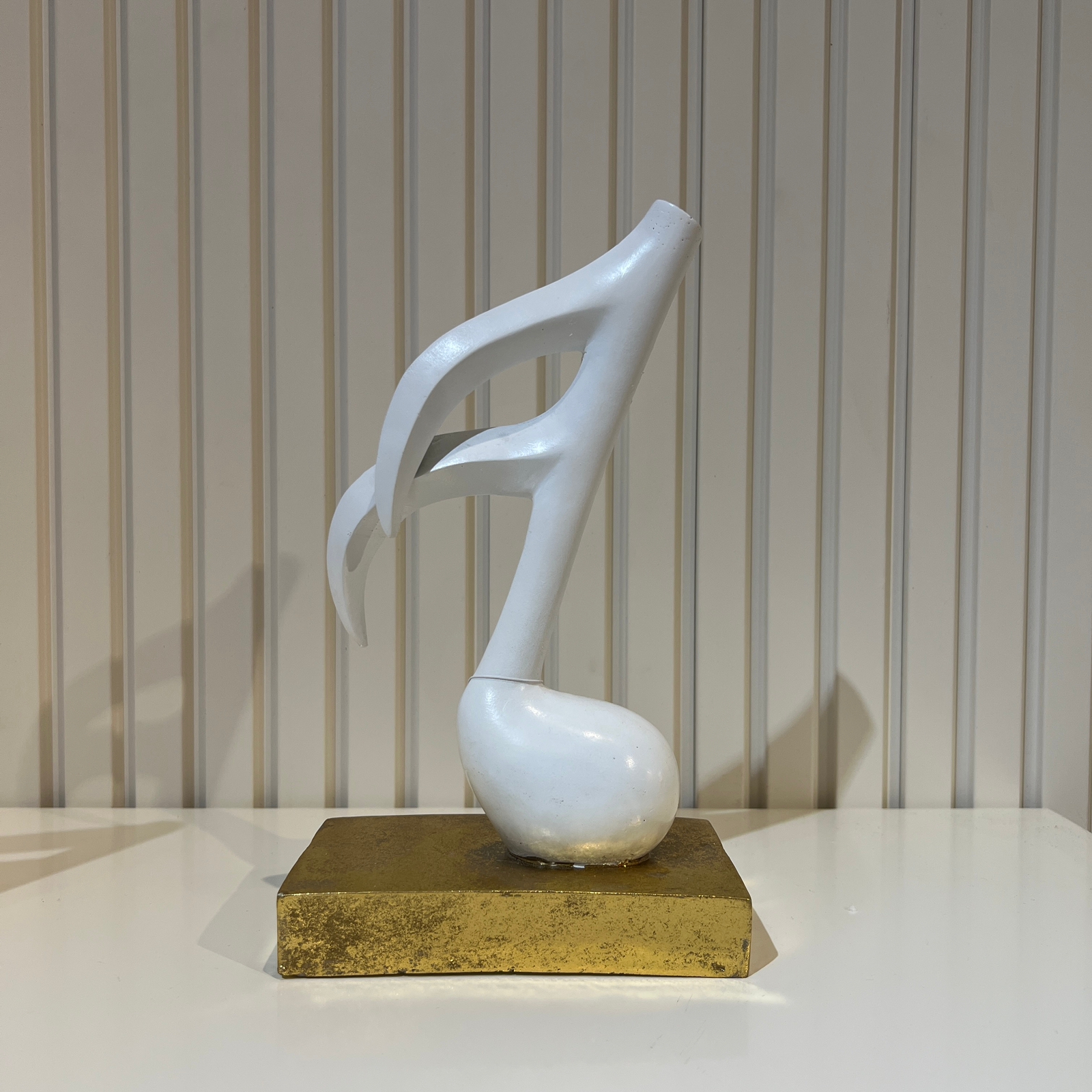 פסל נגינה לבן בסיס זהב פסל נגינה לבן בסיס זהב