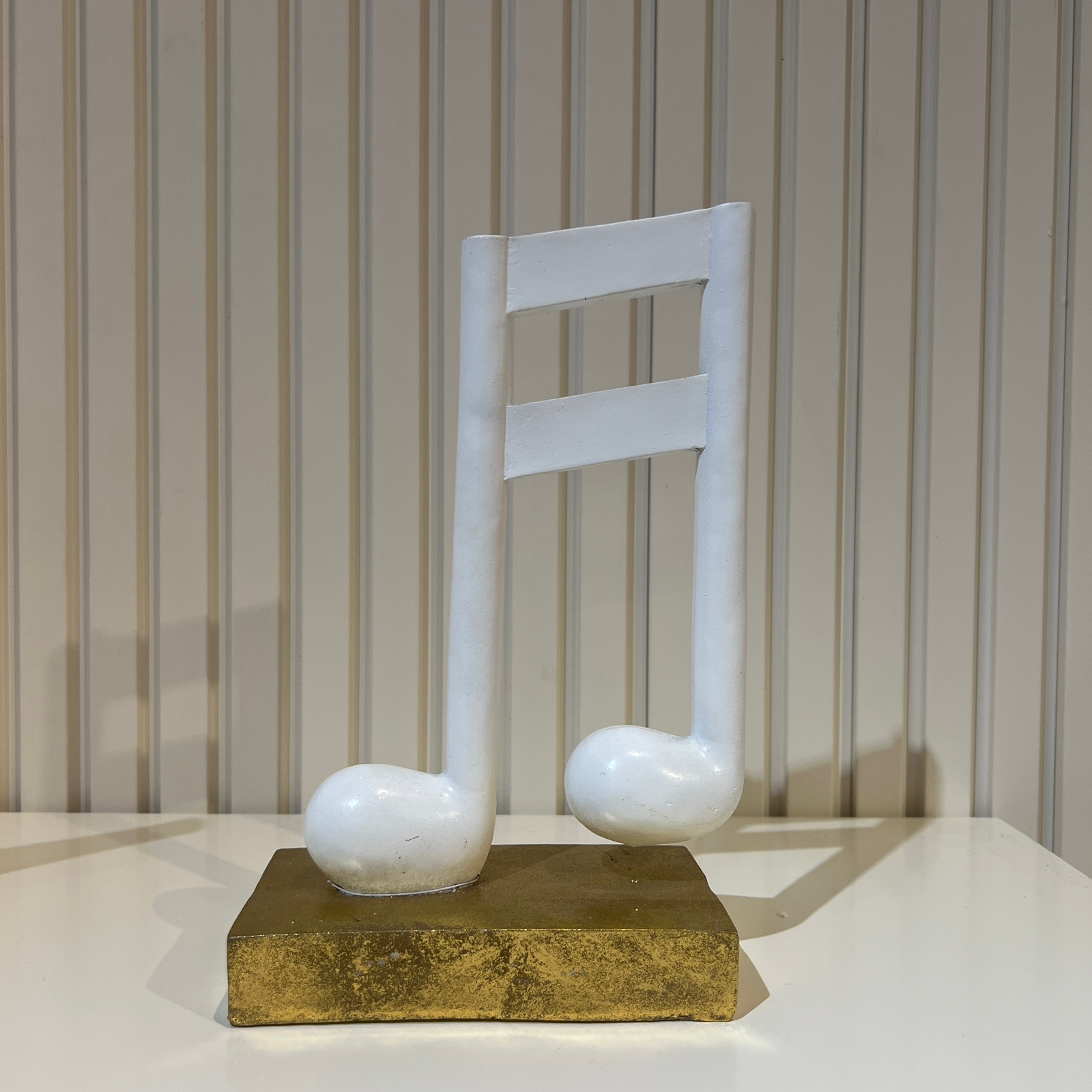 פסל נגינה לבן בסיס זהב פסל נגינה לבן בסיס זהב