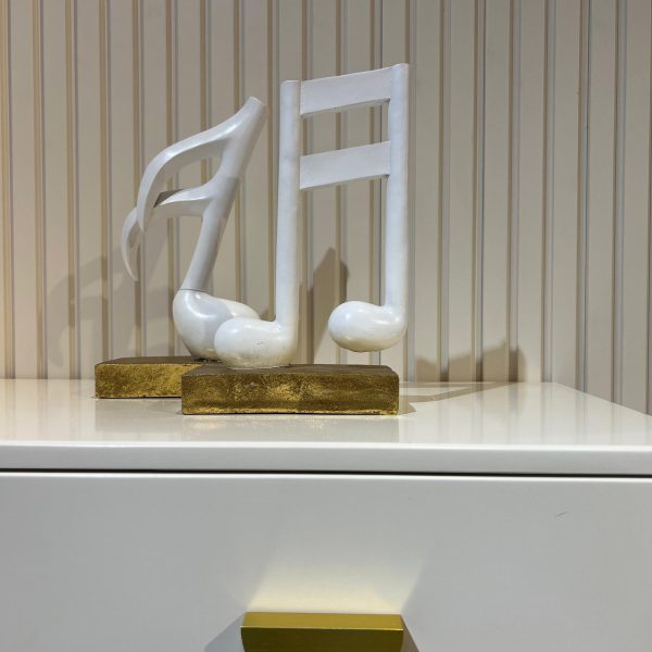 פסל נגינה לבן בסיס זהב