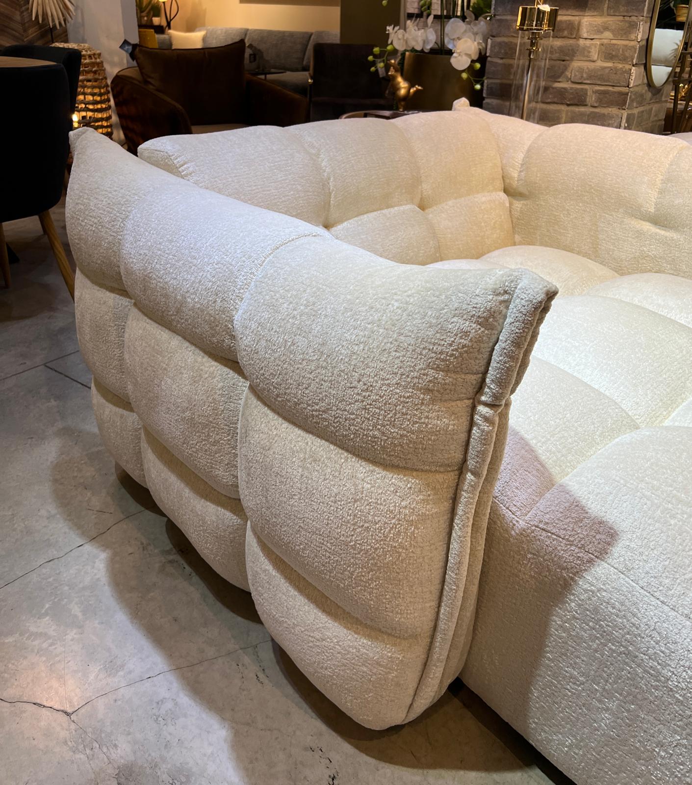 לאב סיט מעוצבת עם תיפורי ריבועים דגם שוהם לאב סיט מעוצבת עם תיפורי ריבועים דגם שוהם