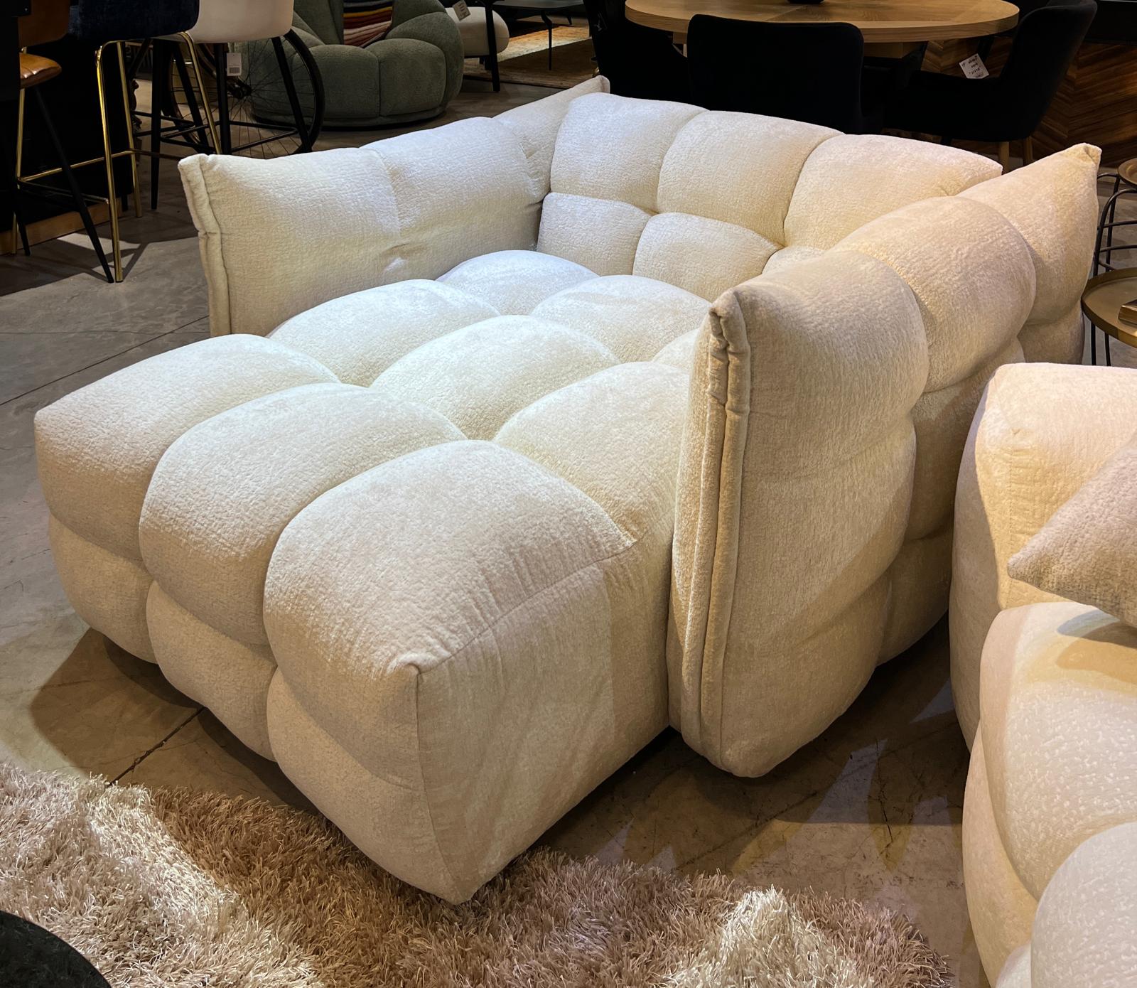 לאב סיט מעוצבת עם תיפורי ריבועים דגם שוהם לאב סיט מעוצבת עם תיפורי ריבועים דגם שוהם