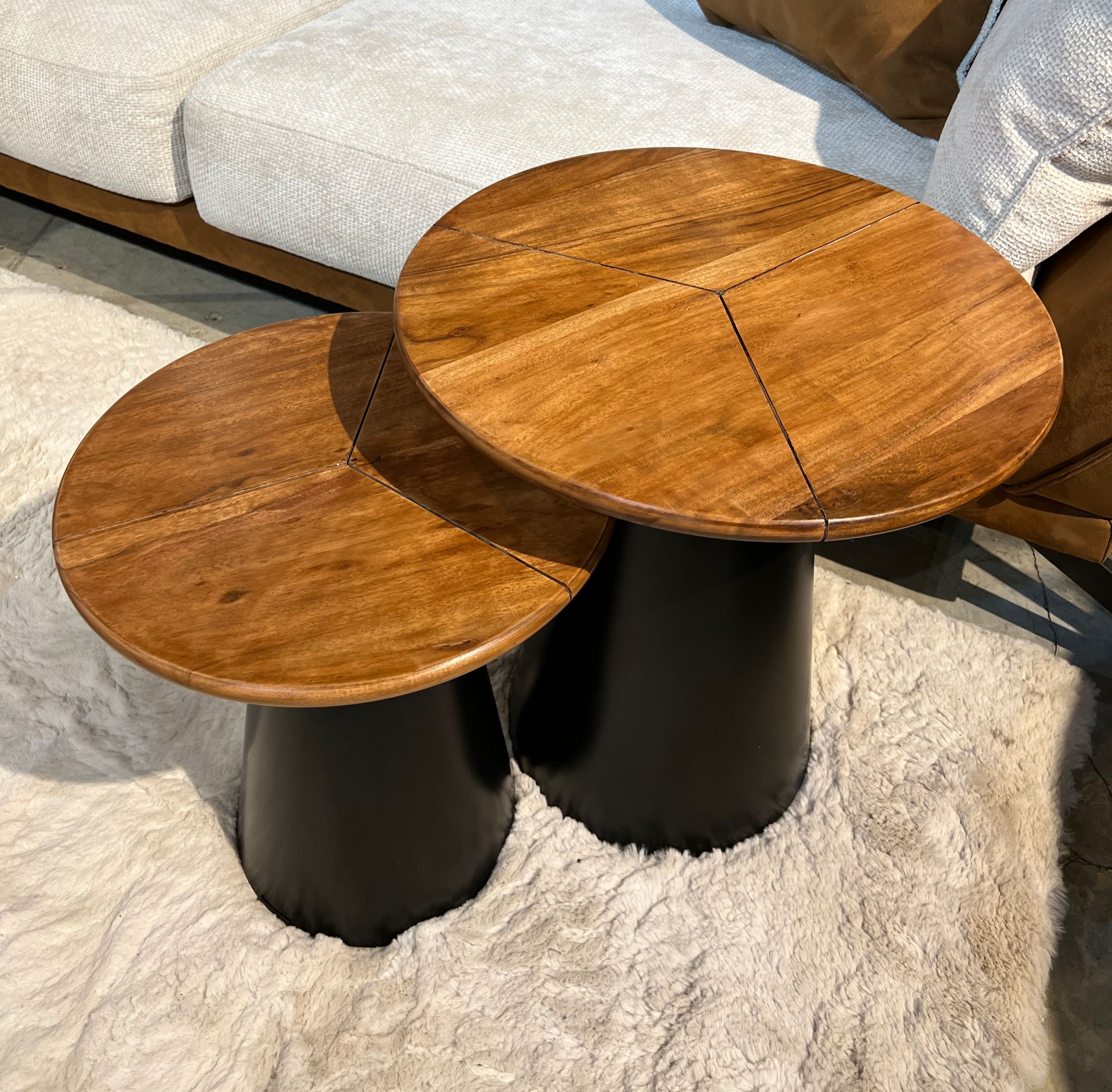 סט שולחנות צד אקציה בסיס חרוט סט שולחנות צד אקציה בסיס חרוט