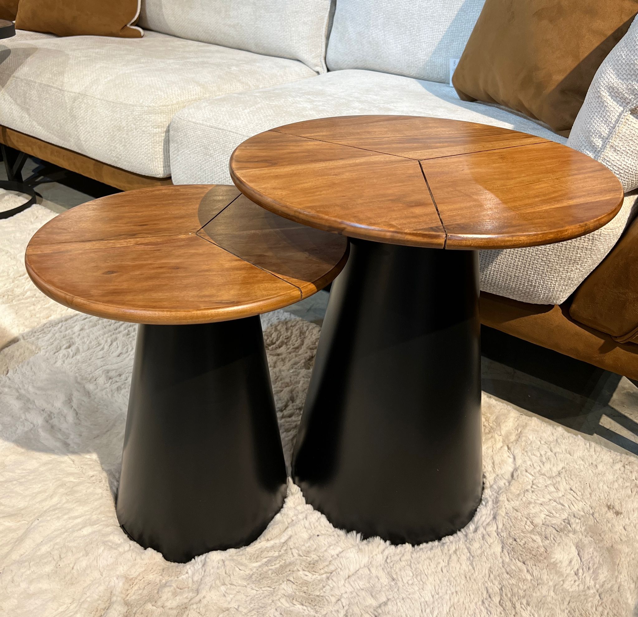 סט שולחנות צד אקציה בסיס חרוט סט שולחנות צד אקציה בסיס חרוט