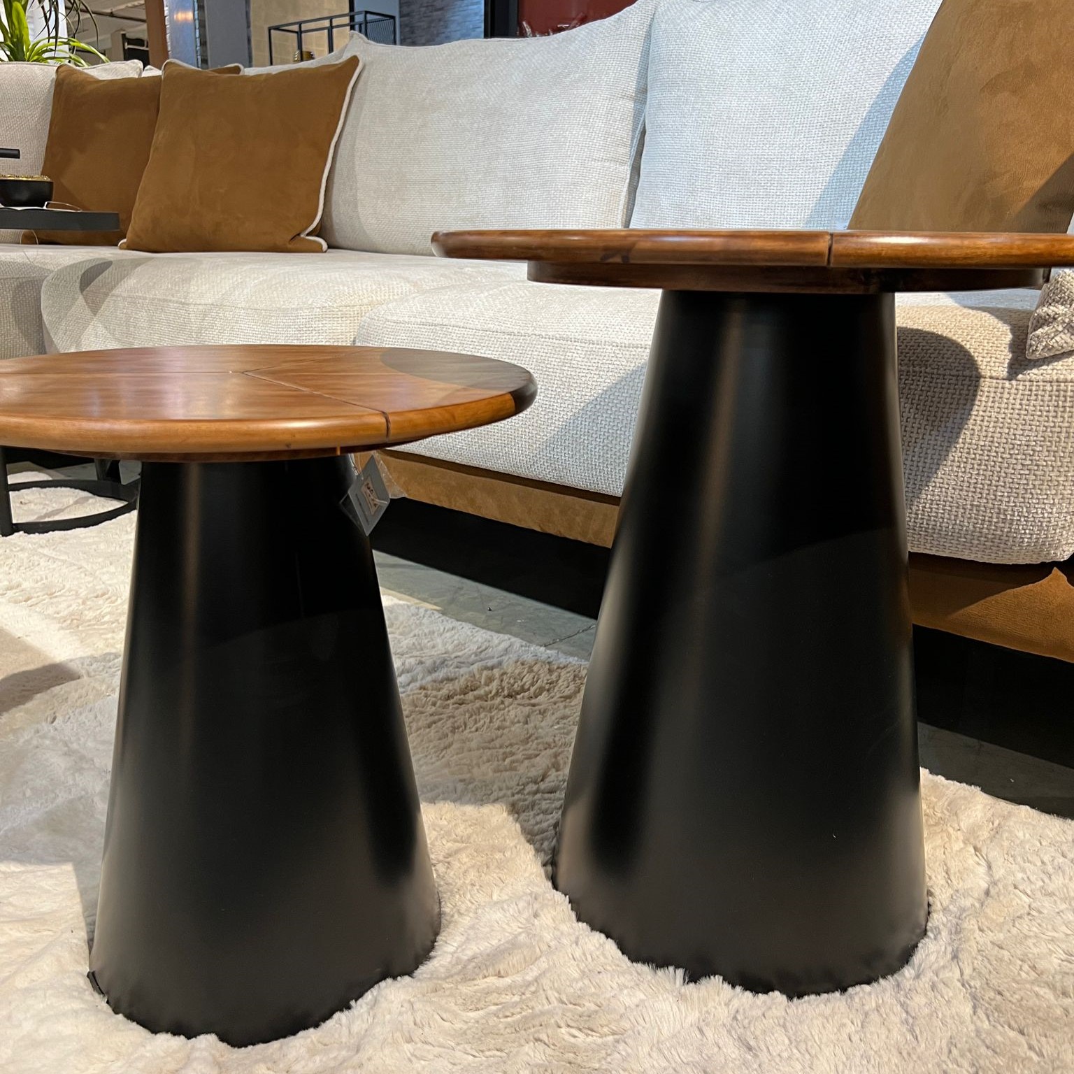 סט שולחנות צד אקציה בסיס חרוט סט שולחנות צד אקציה בסיס חרוט