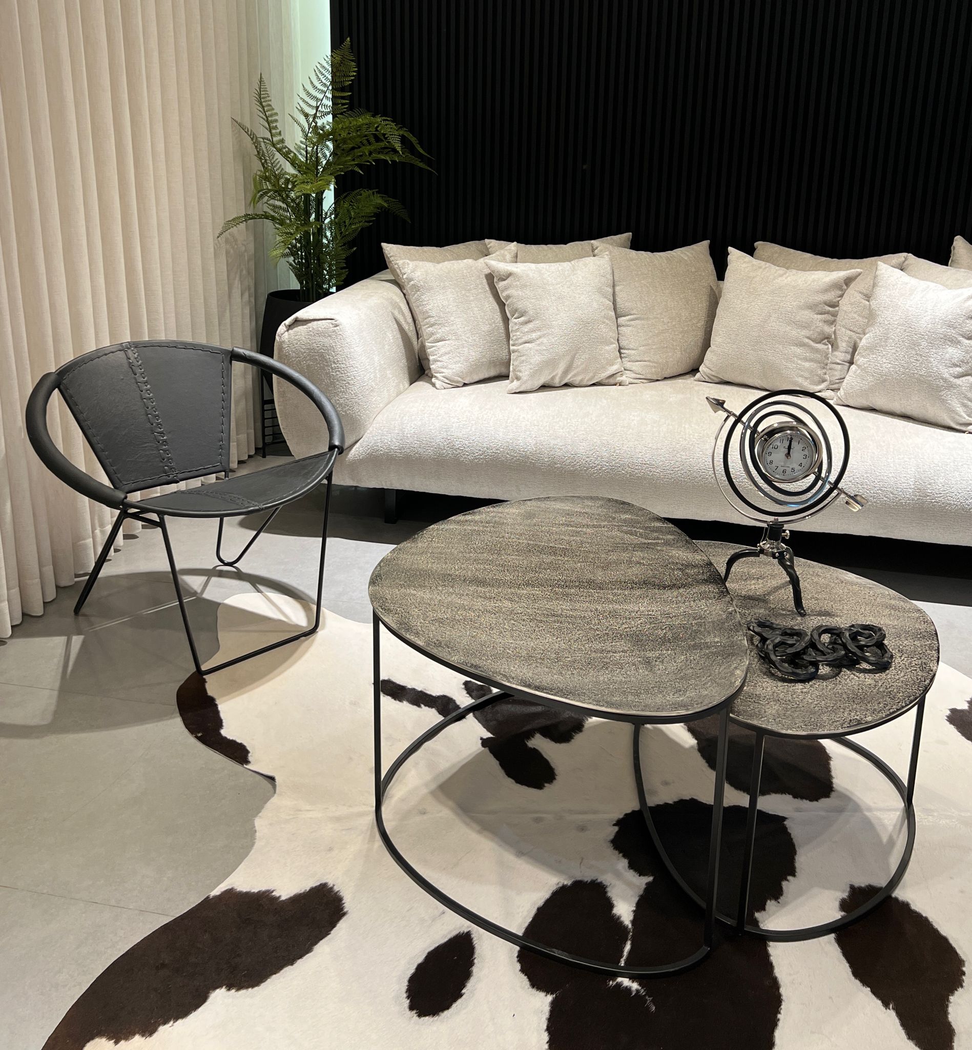 כורסא עגולה עור בופאלו שחור דגם אמבסדור