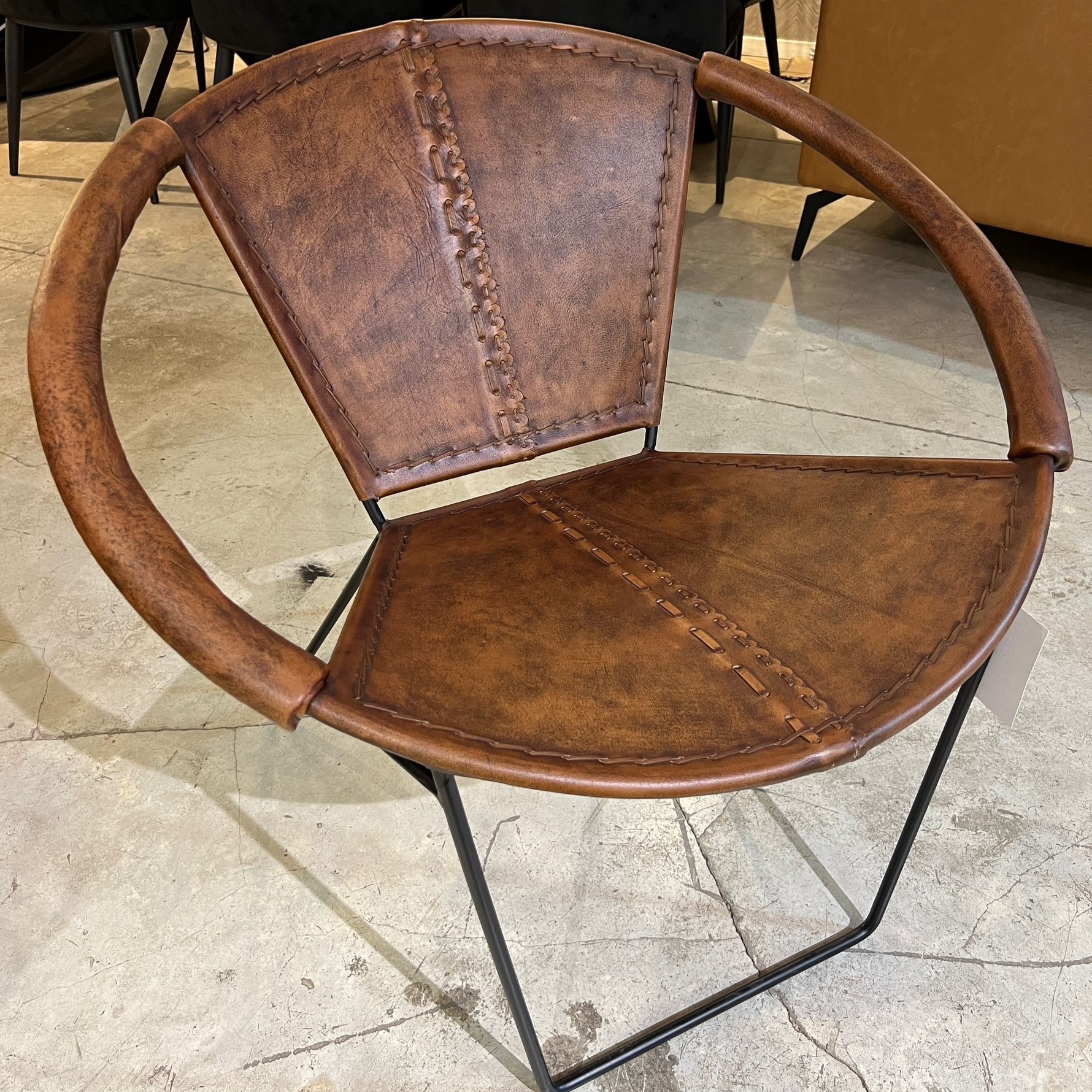 כורסא עגולה עור בופאלו חום דגם אמבסדור