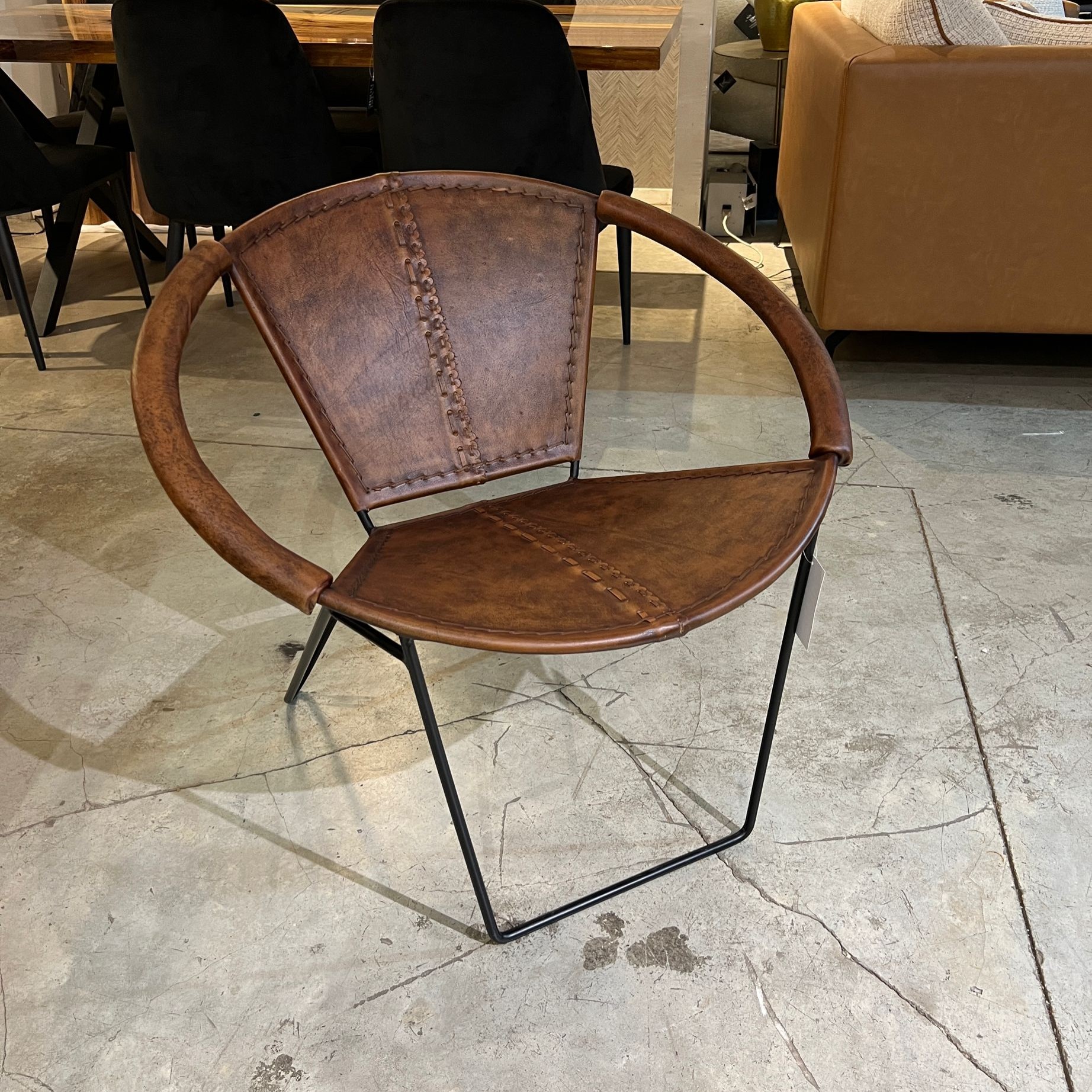 כורסא עגולה עור בופאלו חום דגם אמבסדור