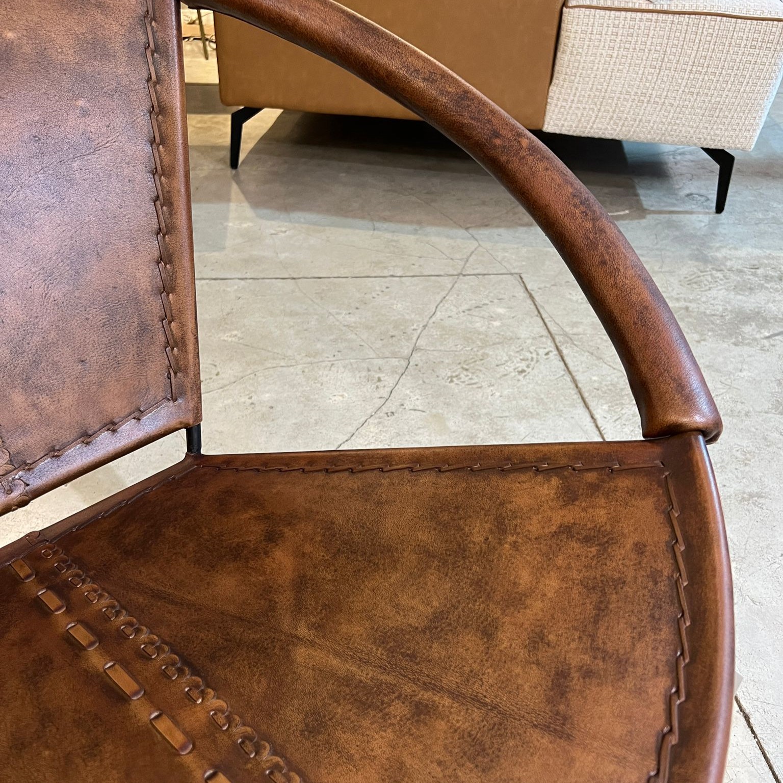 כורסא עגולה עור בופאלו חום דגם אמבסדור