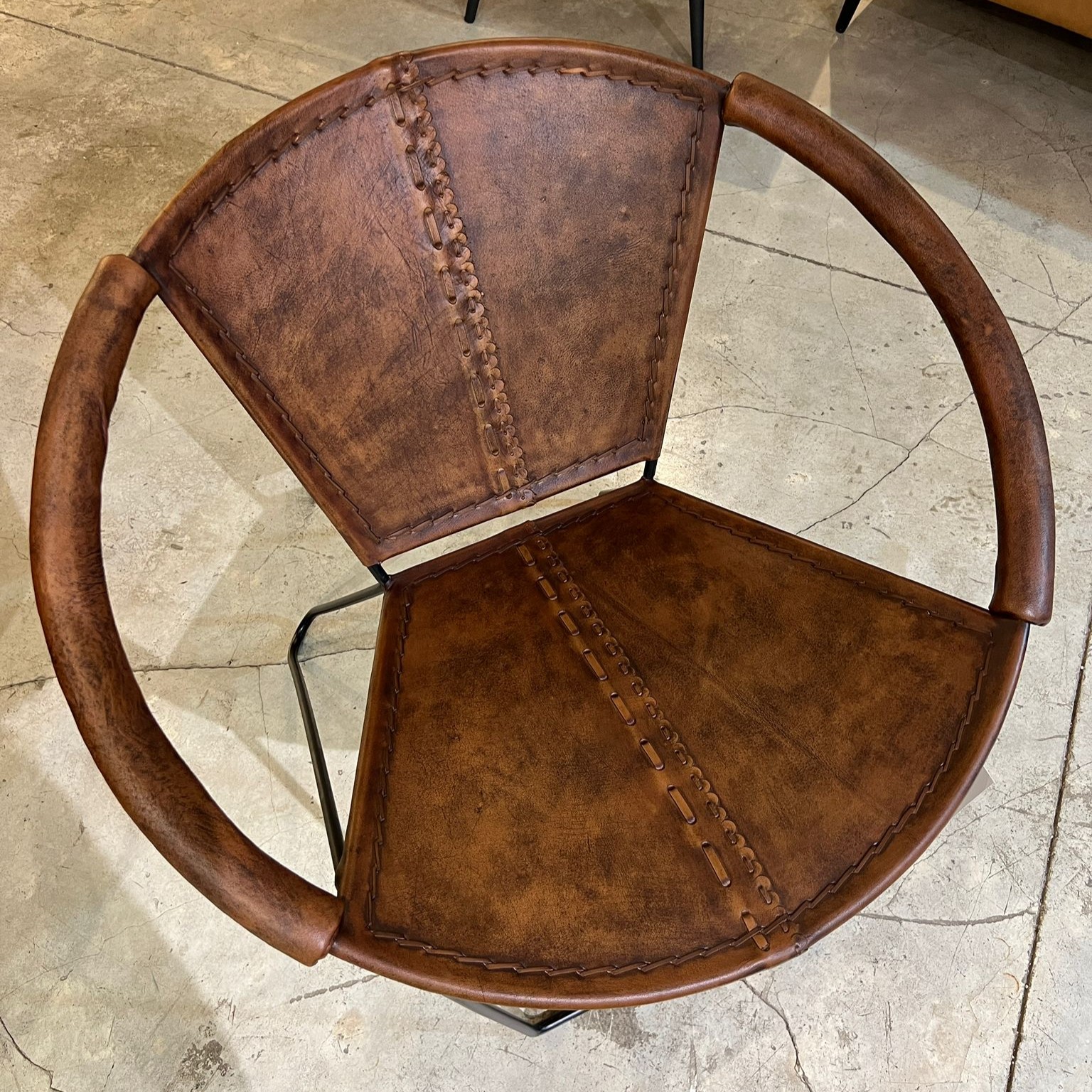 כורסא עגולה עור בופאלו חום דגם אמבסדור