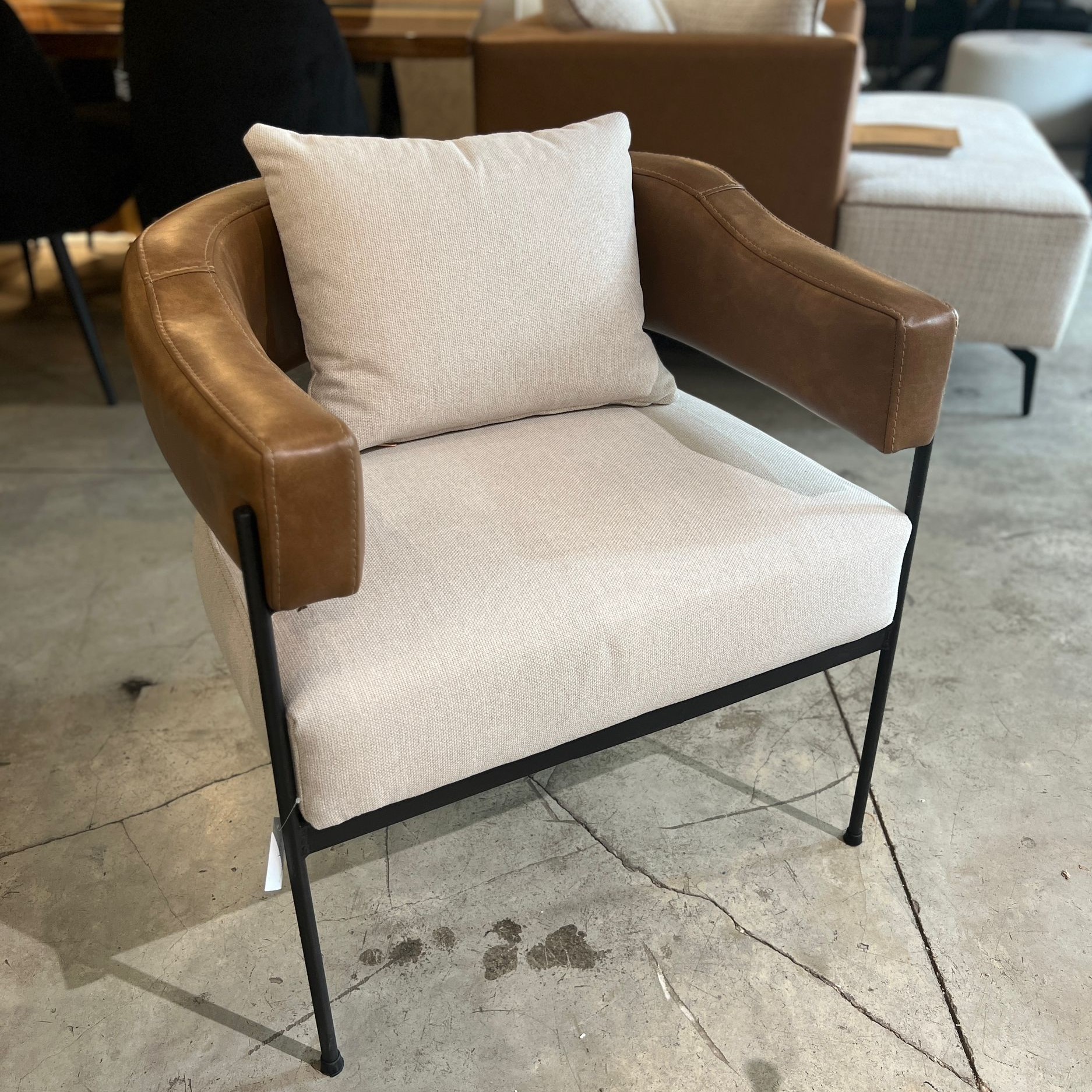 כורסא אורבנית עכשווית דגם גהה כורסא אורבנית עכשווית דגם גהה