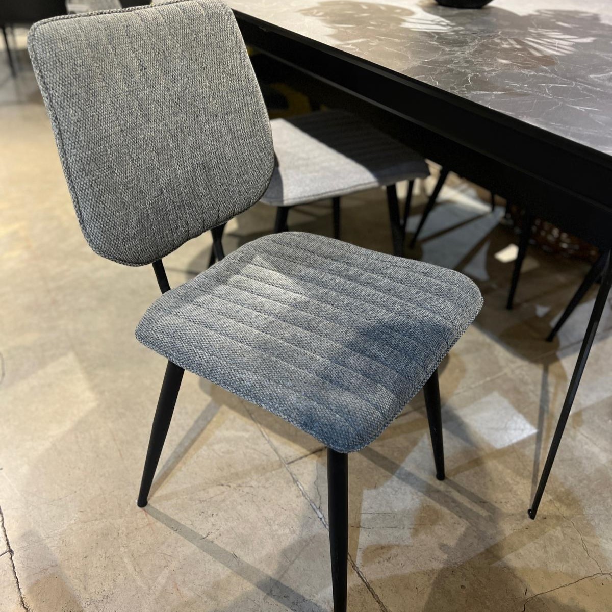 כיסא פינת אוכל אפור כהה דגם הרמנס כיסא פינת אוכל אפור כהה דגם הרמנס