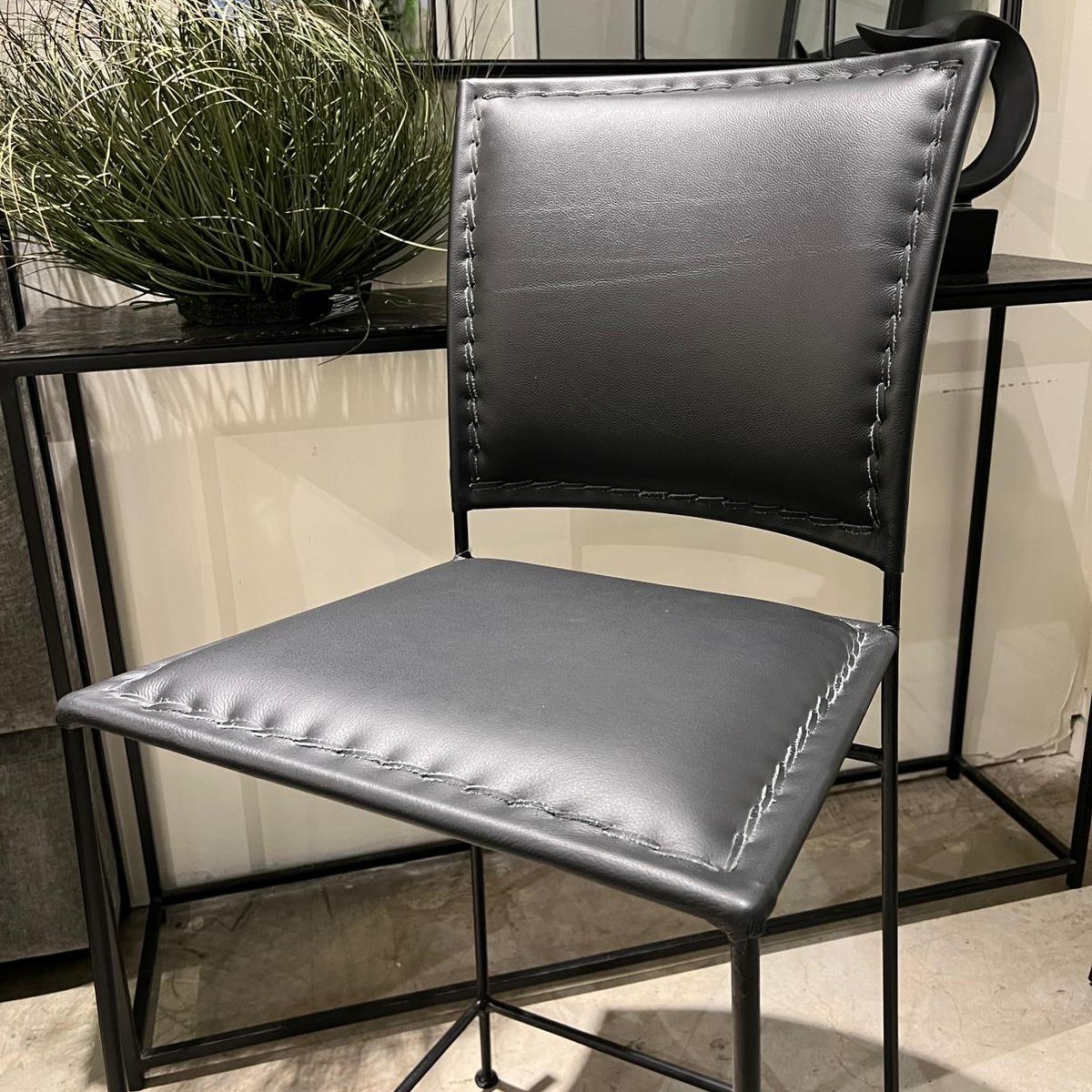 כסא בר דגם אמבסדור עור בופאלו שחור כסא בר דגם אמבסדור עור בופאלו שחור