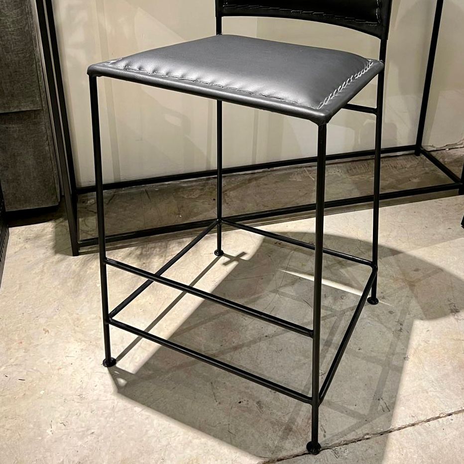 כסא בר דגם אמבסדור עור בופאלו שחור כסא בר דגם אמבסדור עור בופאלו שחור