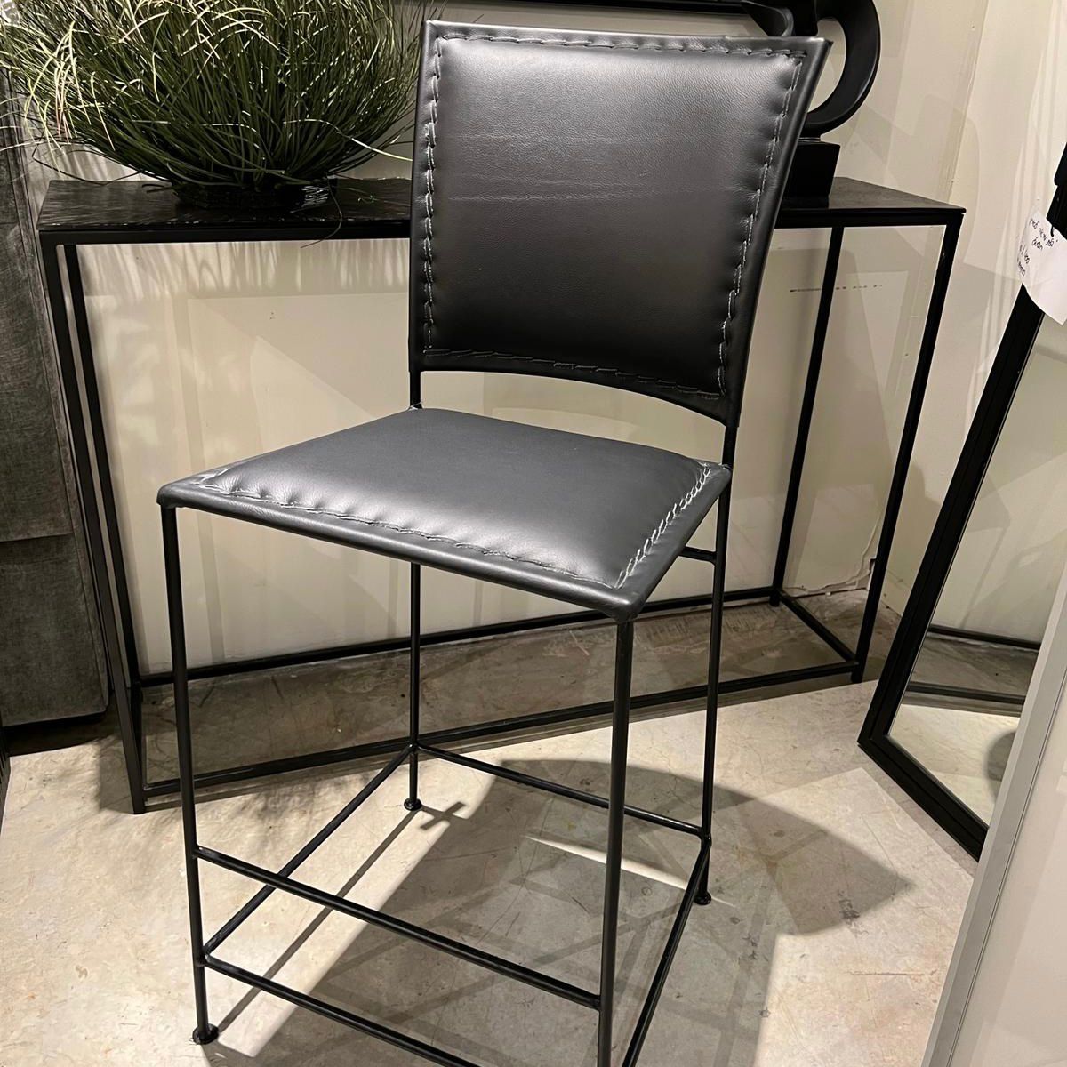 כסא בר דגם אמבסדור עור בופאלו שחור כסא בר דגם אמבסדור עור בופאלו שחור