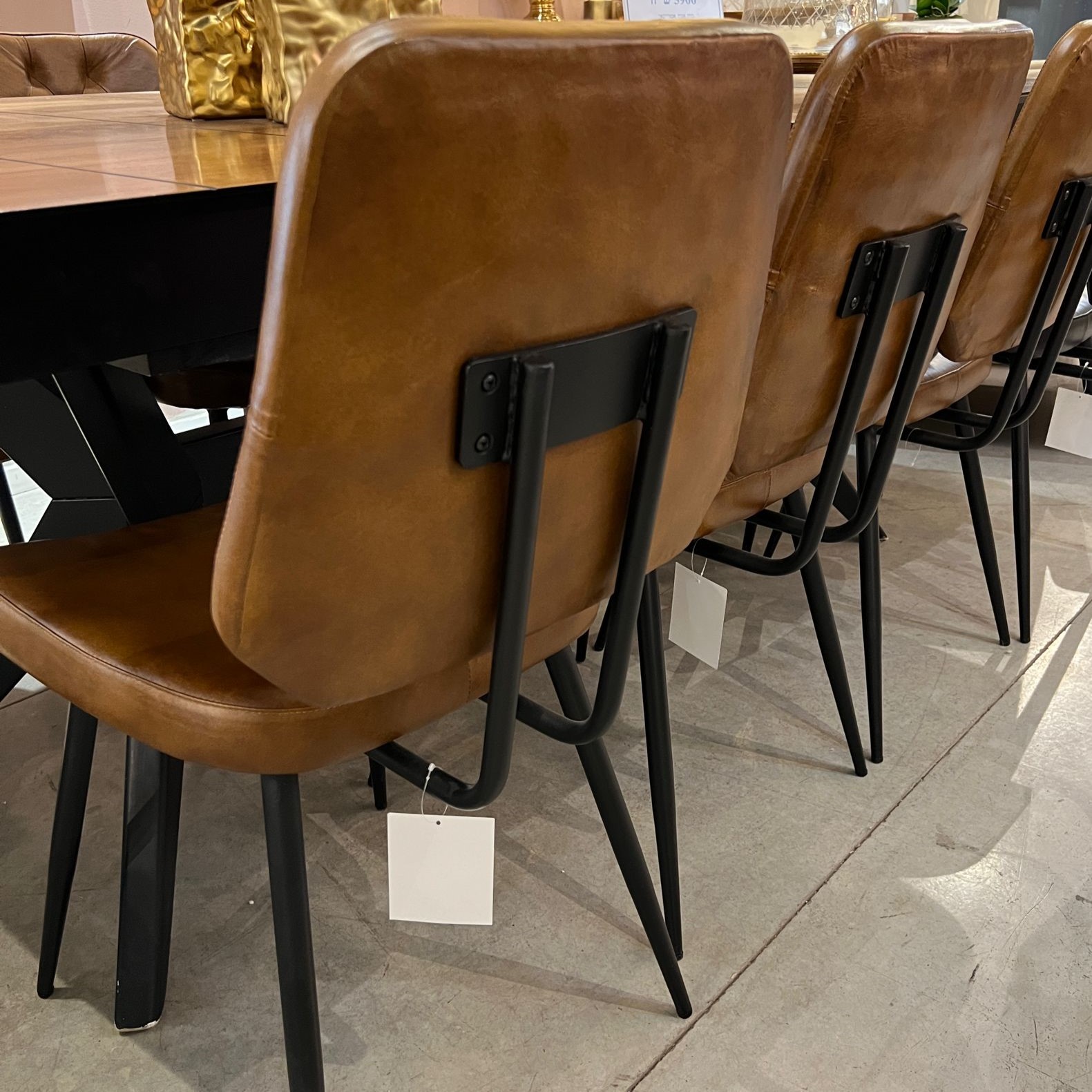 כסא עור חום קפיטונז דגם לאונרדו אשוק