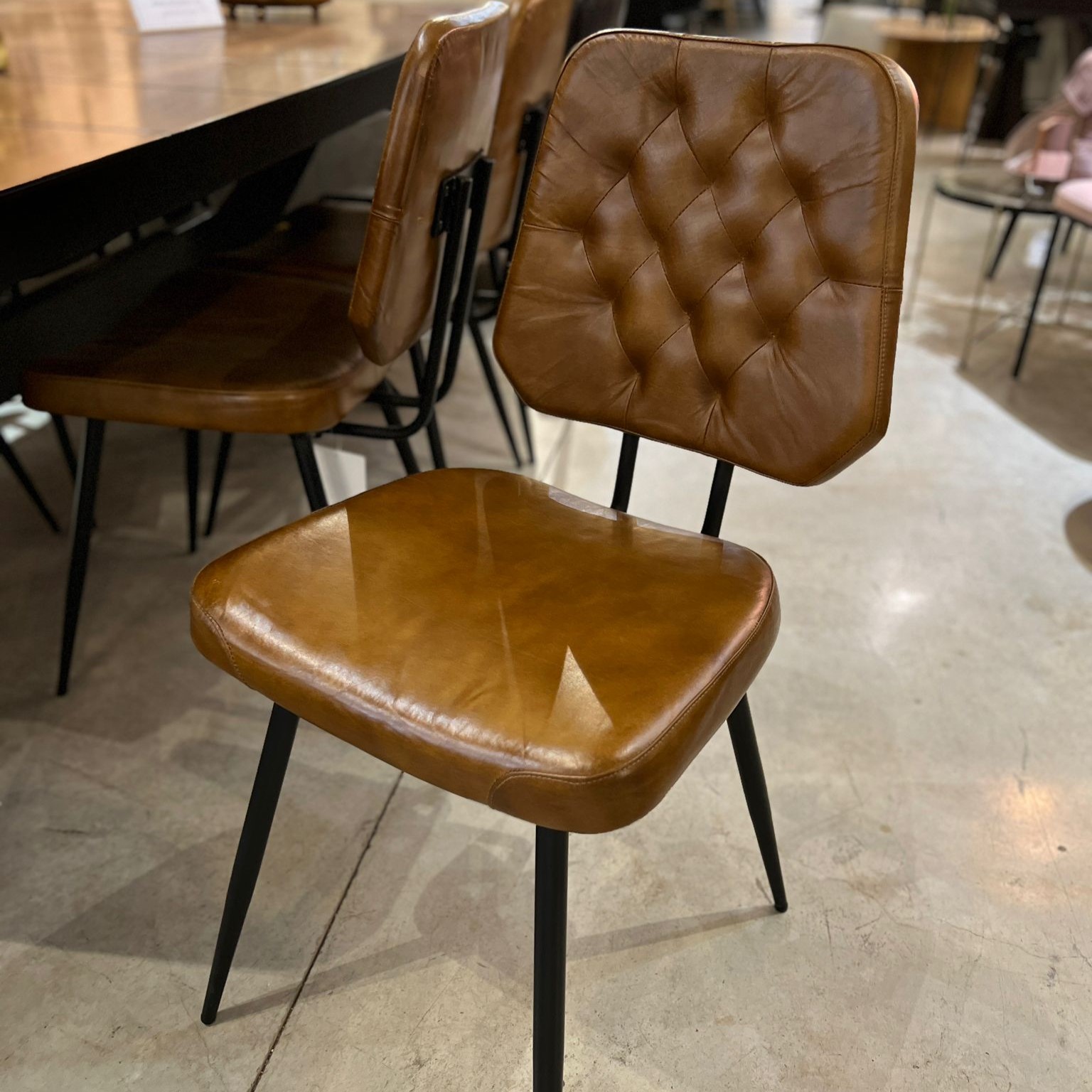 כסא עור חום קפיטונז דגם לאונרדו אשוק