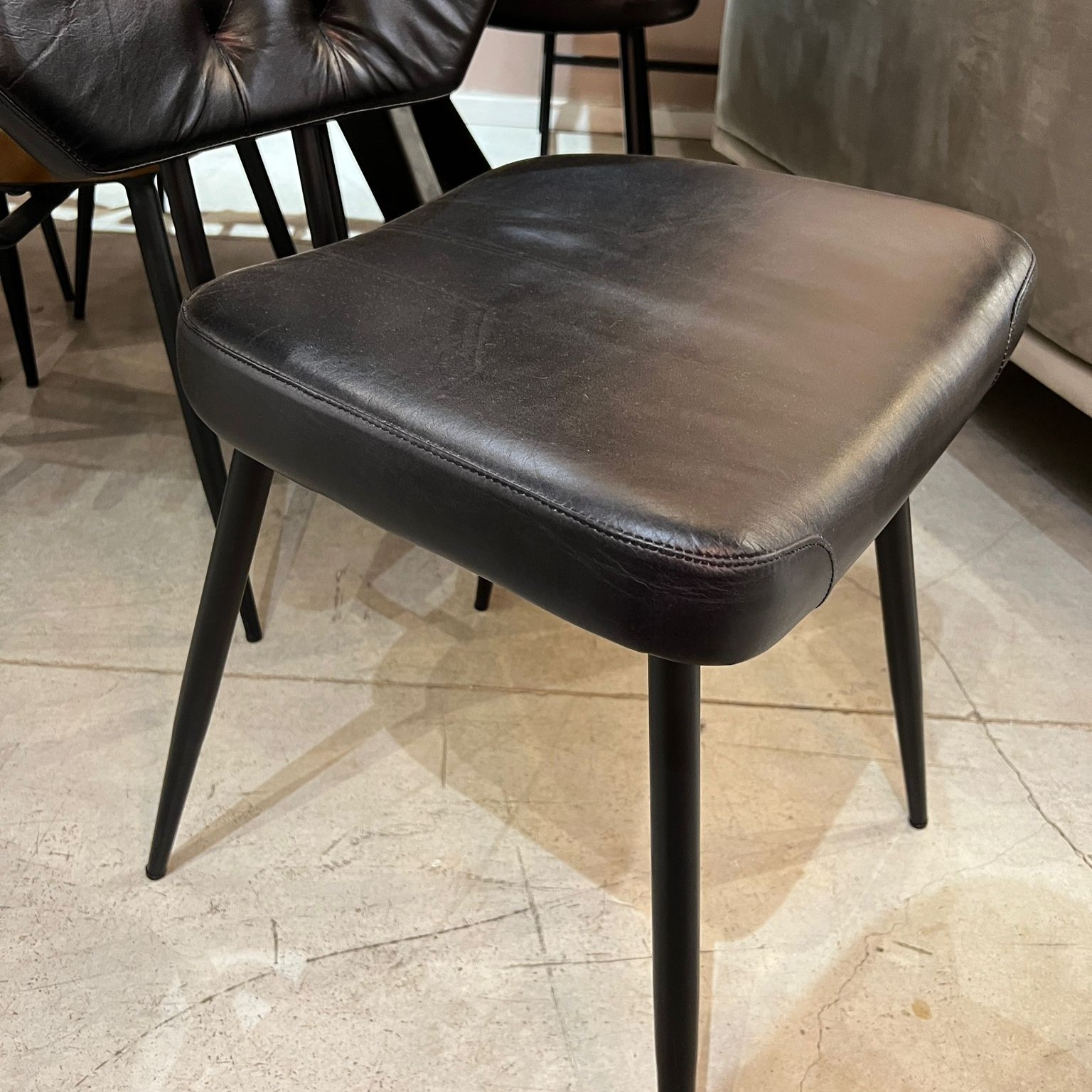 כסא פינת אוכל קפיטונז עור שחור דגם לאונרדו אשוק כסא פינת אוכל קפיטונז עור שחור דגם לאונרדו אשוק