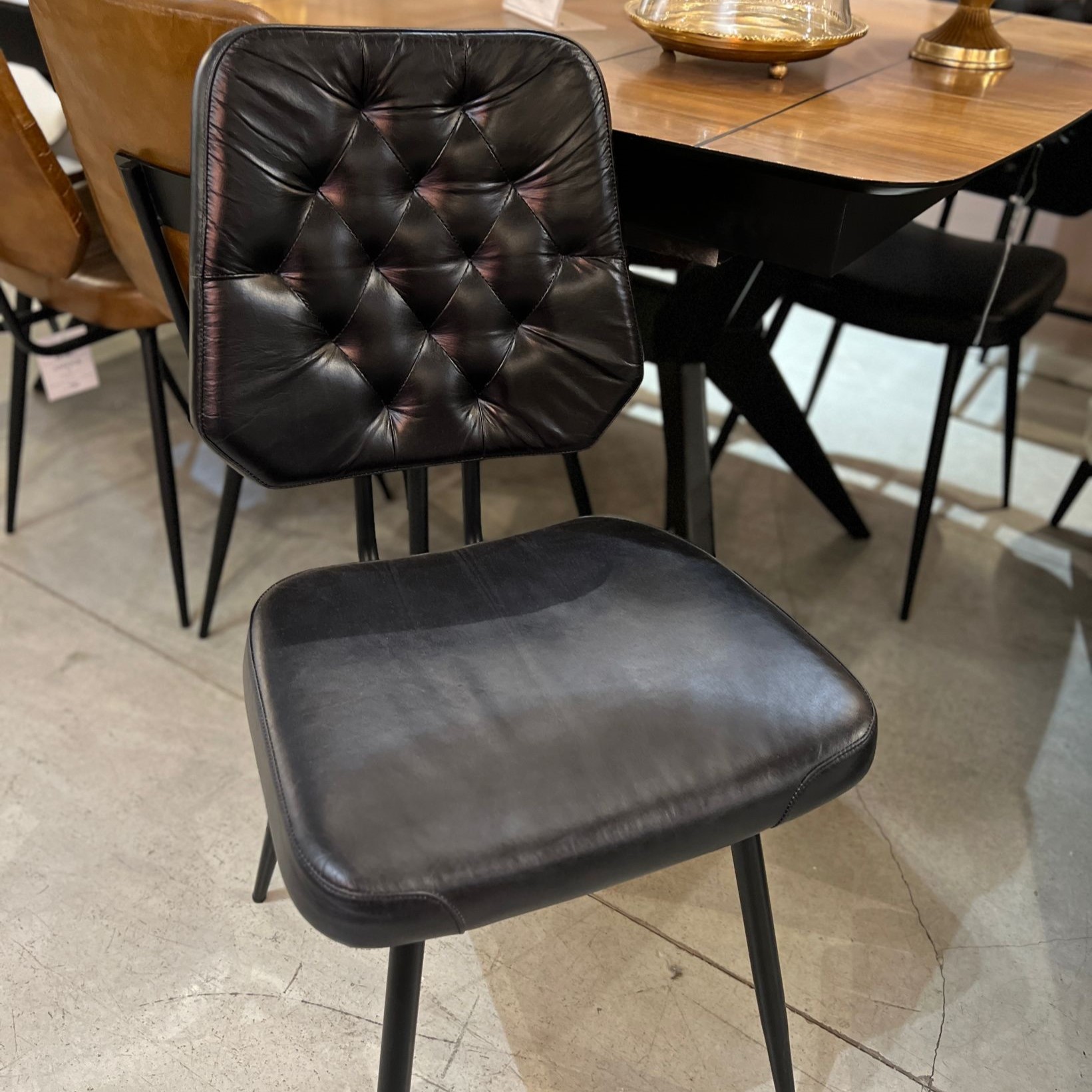 כסא פינת אוכל קפיטונז עור שחור דגם לאונרדו אשוק כסא פינת אוכל קפיטונז עור שחור דגם לאונרדו אשוק